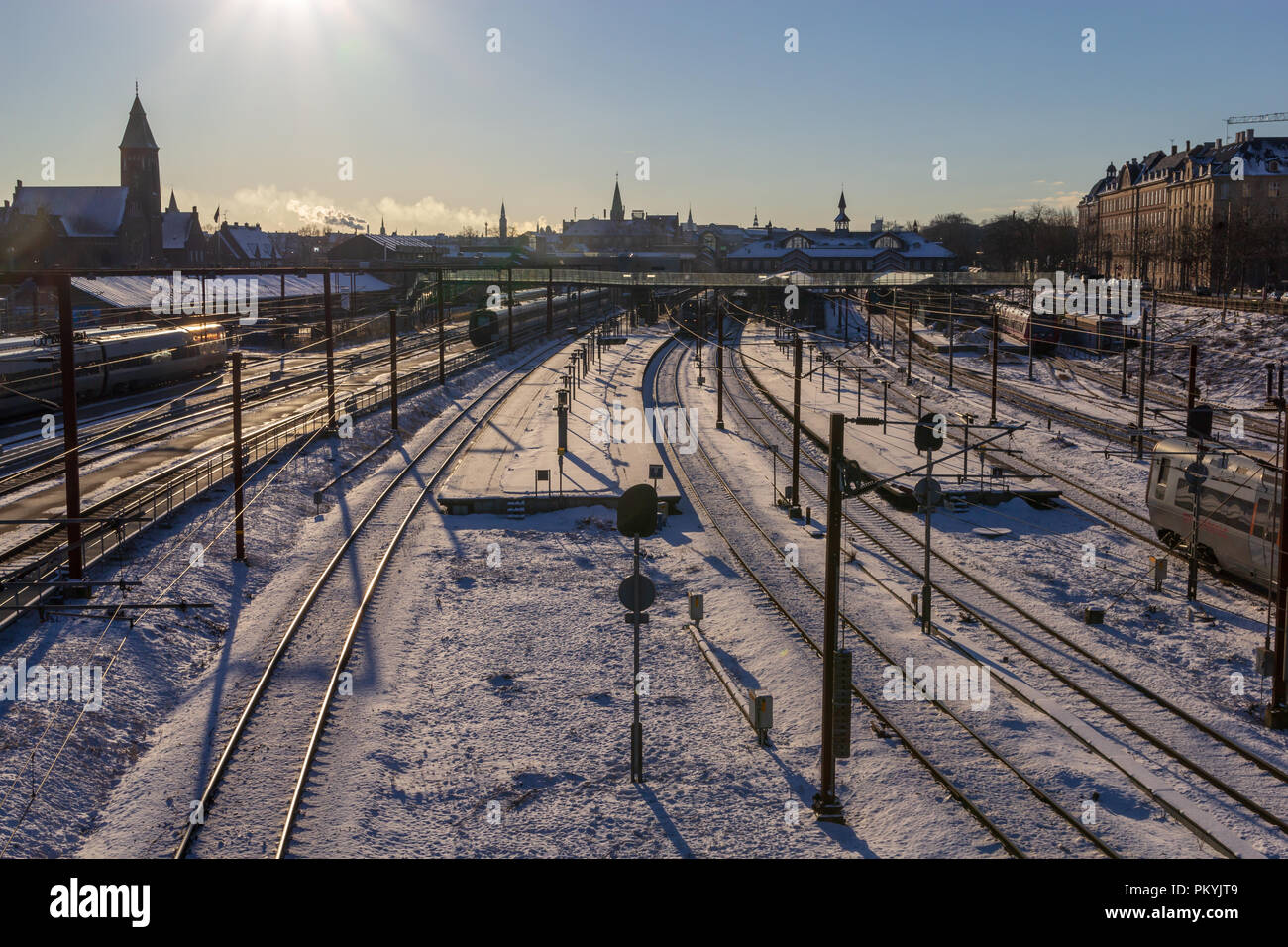 Binari di stazione Oesterport, Copenaghen, in inverno; Danimarca Foto Stock