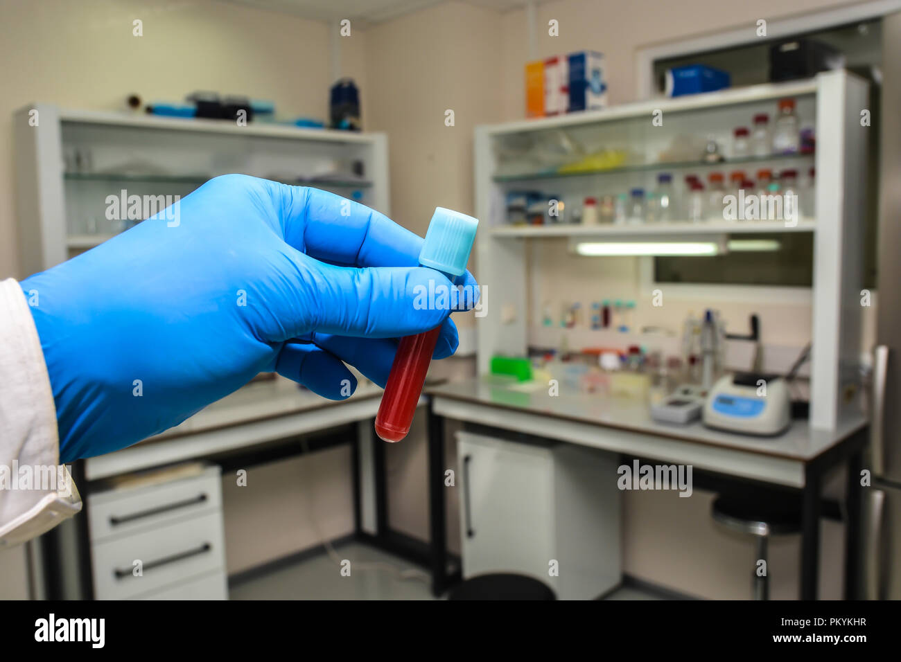 Il test del sangue in laboratorio. Clinica e la ricerca biologica per la medicina. Foto Stock