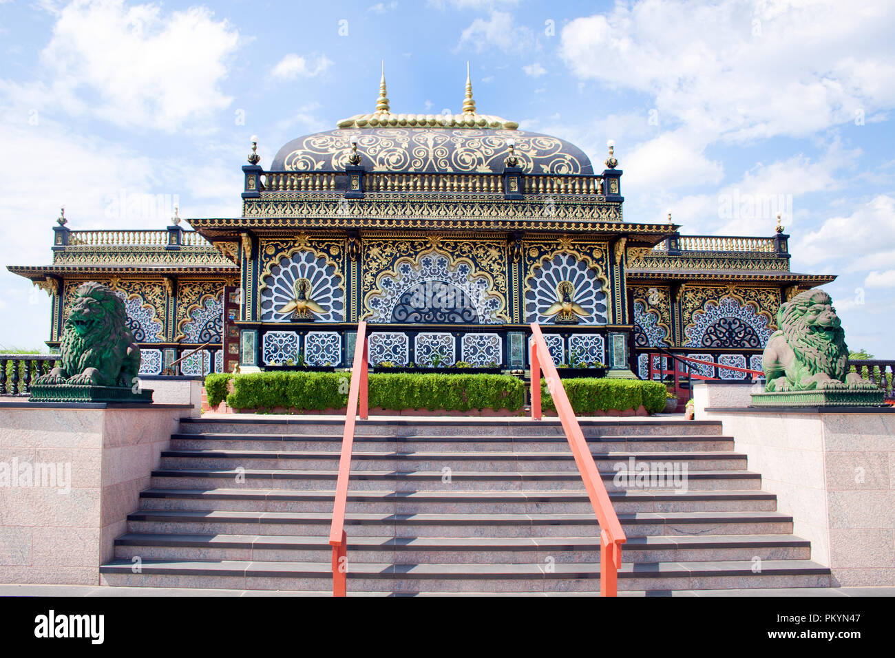 Il Palazzo dell'Oro di Prabhupada a New Vrindaban, West Virginia, è uno splendido santuario spirituale adornato da intricate foglie d'oro e vivaci opere d'arte. Foto Stock
