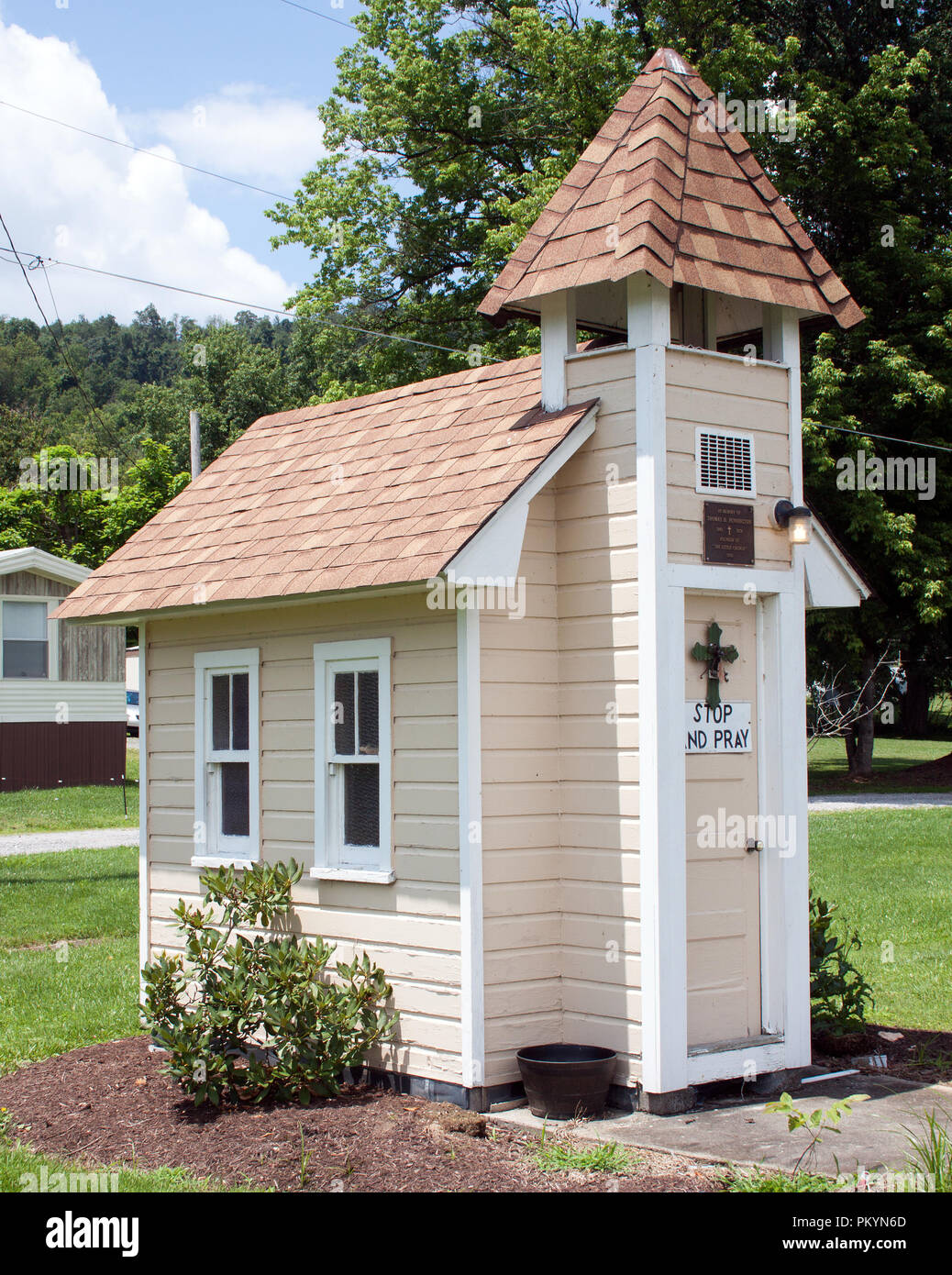 Piccola chiesa di Elkins, West Virginia, adorabile cappella in miniatura che offre una tranquilla riflessione e grande fascino in un piccolo pacchetto. Foto Stock