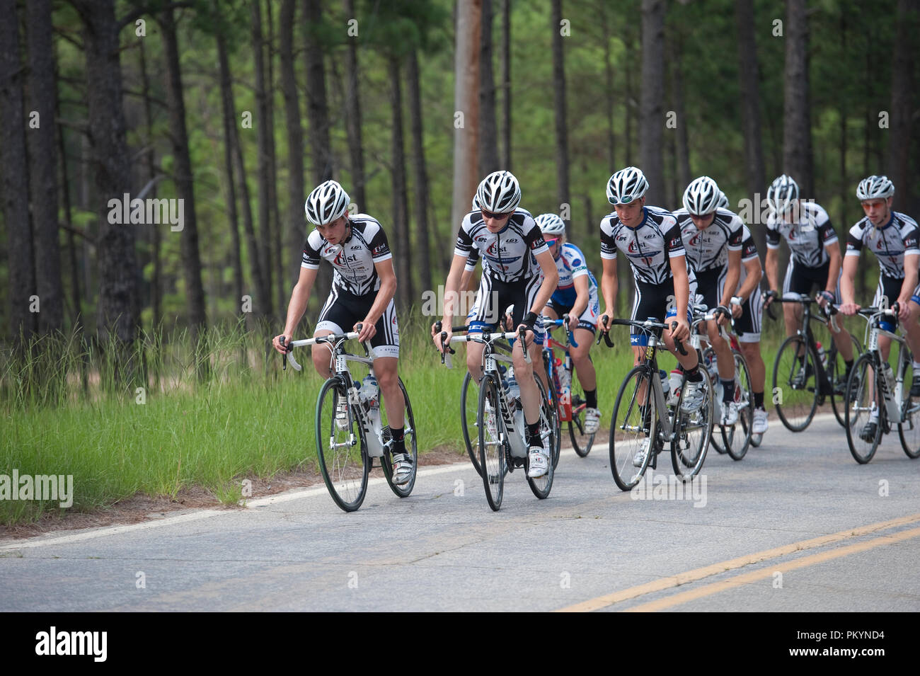 Stati Uniti - 21 Giugno: il team HPC/bicicletta Outfitters durante un corso di formazione per guida su strada corso presso gli Stati Uniti Ciclismo Juniors U23 Elite cittadini su strada in Foto Stock