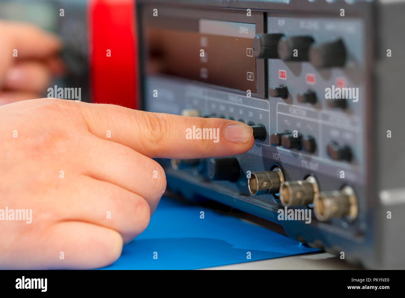 Uso di strumento elettronico di misurazione Foto Stock