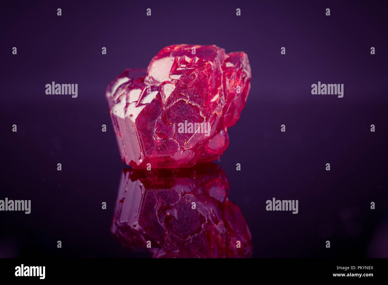 Dark crystal, natura naturale minerale. Texture di pietra. Foto Stock