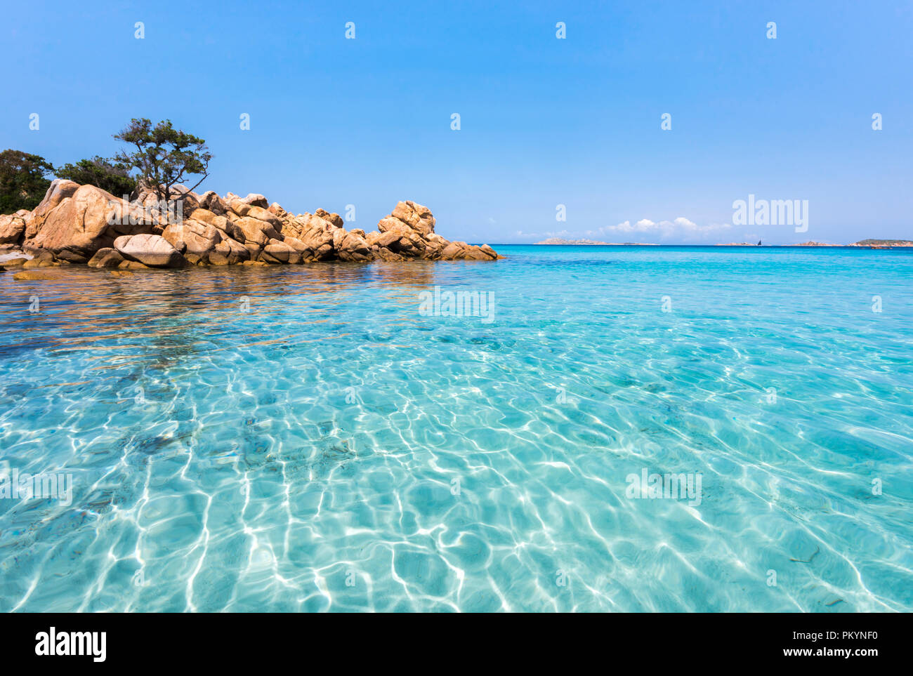 Idilliaco isola circondata da incredibili acque turchesi del mar mediterraneo, Spiaggia di Capriccioli, Sardegna, Italia Foto Stock