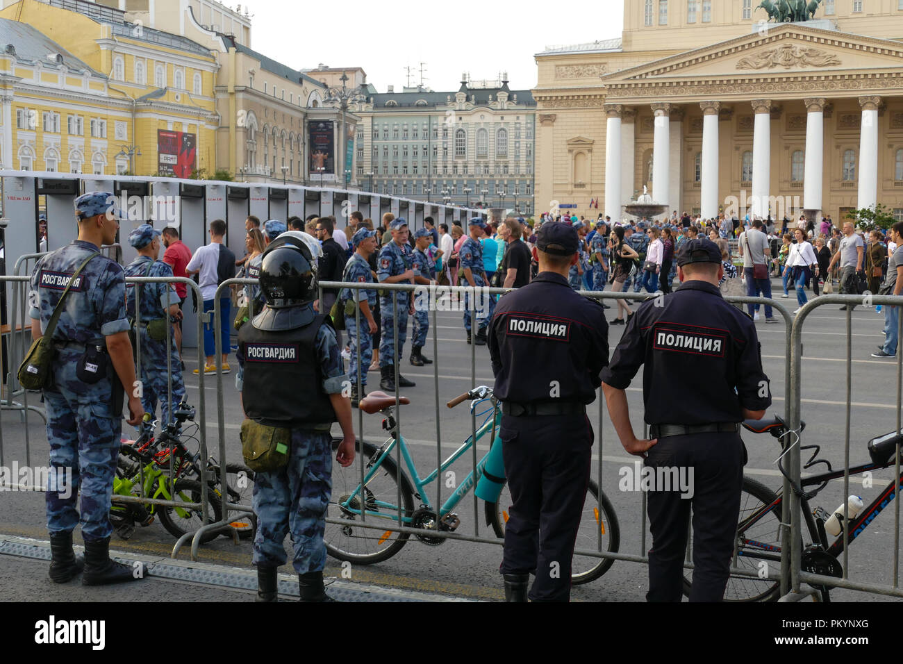 La polizia per le strade di Mosca Teatro Bolshoi Foto Stock