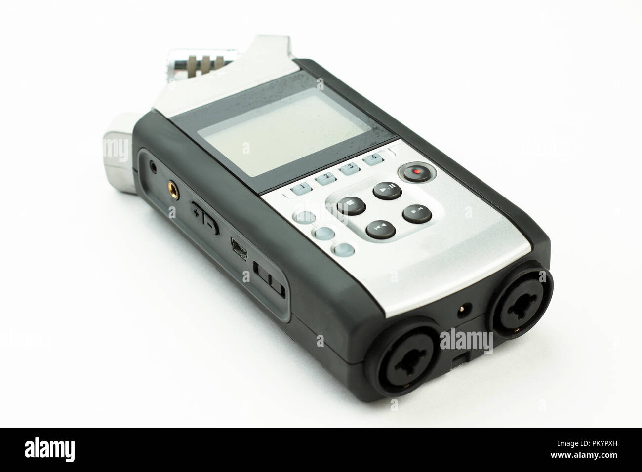 Microregistratore per la dettatura su sfondo bianco. Digital Voice Recorder. Dispositivo portatile per la registrazione del suono. Foto Stock