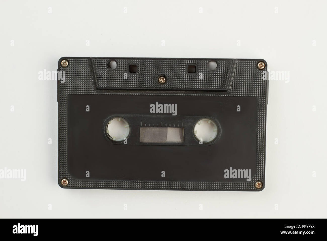 Nero cassetta compatta su sfondo bianco. Vecchia cassetta a nastro isolato su bianco. Reto tecnologia musicale. Foto Stock