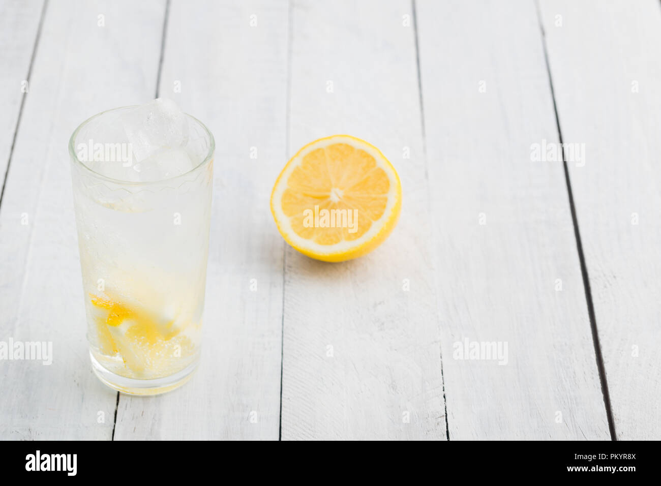 Succo di limone detox acqua. Acqua minerale infusi con i limoni. Foto Stock