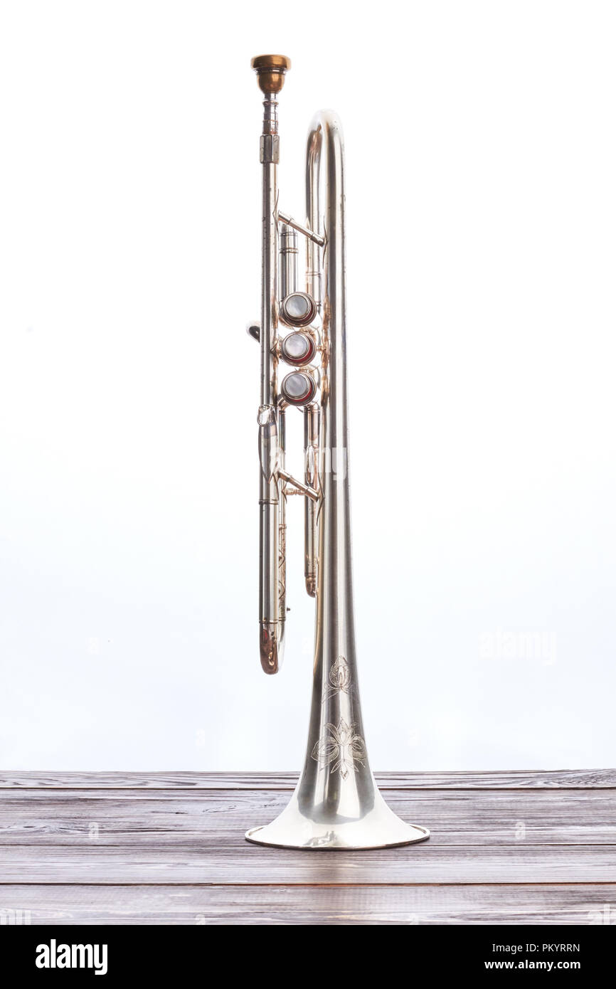 Tromba strumento su un tavolo di legno. Foto Stock