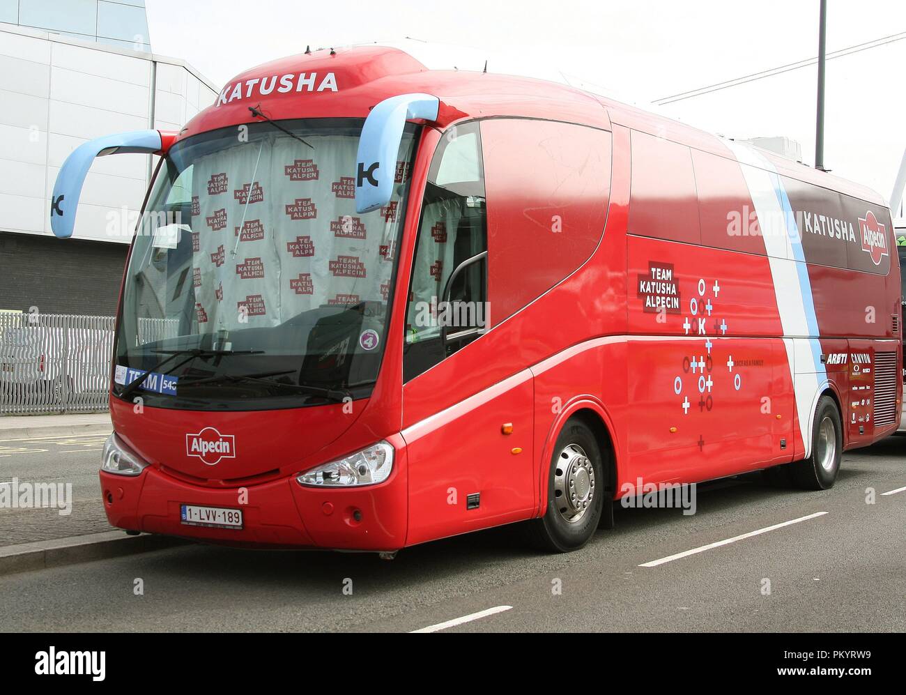 Katusha Alpecin cycling team pullman in prossimità del traguardo alla prima tappa del tour della Gran Bretagna 2018 nella città di Newport South Wales GB UK 2018 Foto Stock