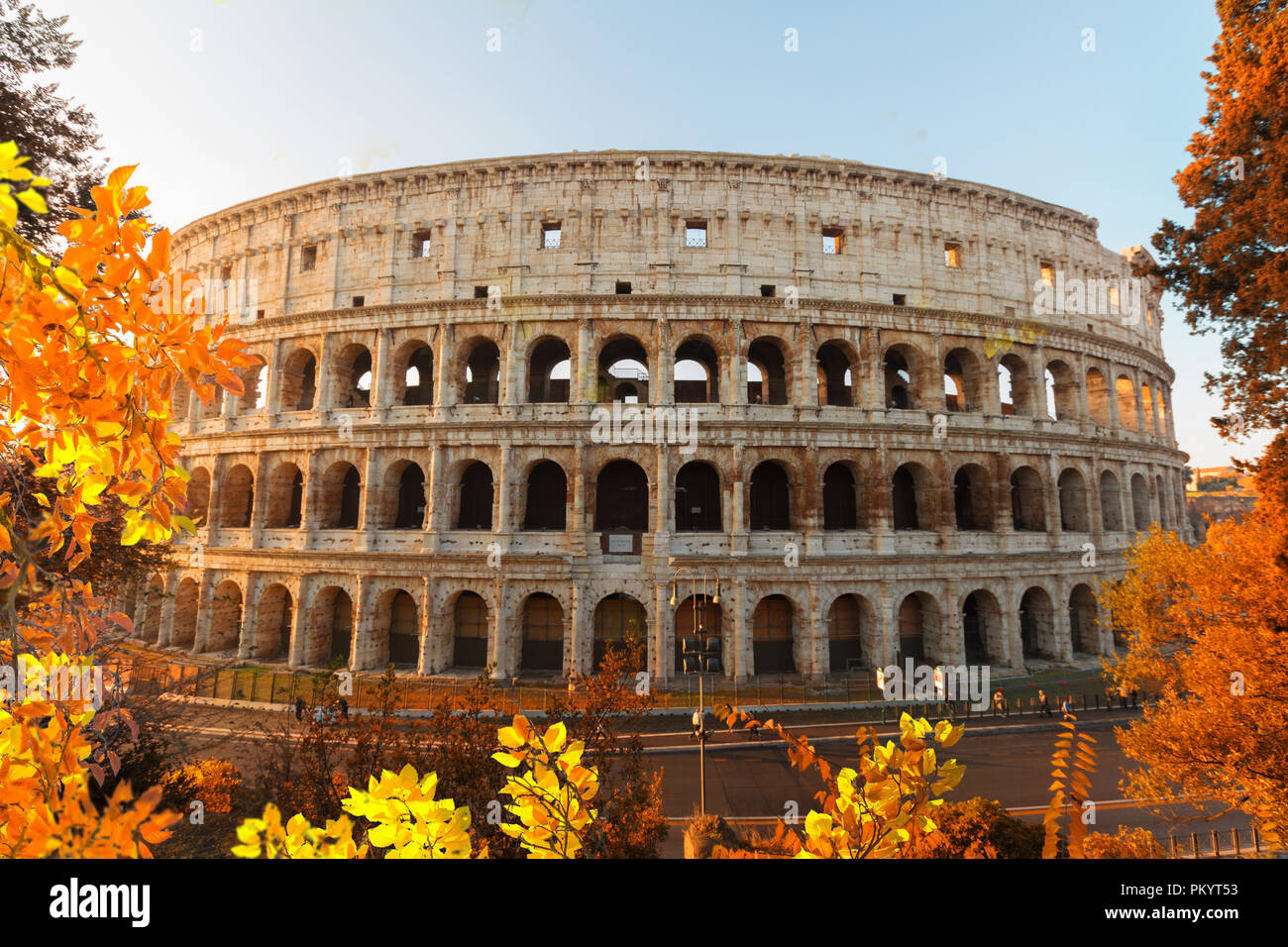 Colosseo al tramonto in Roma, Italia Foto Stock