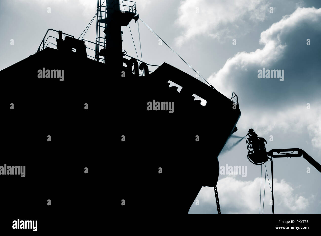 La sabbiatura grande nave prima della verniciatura in cantiere in Spagna Foto Stock