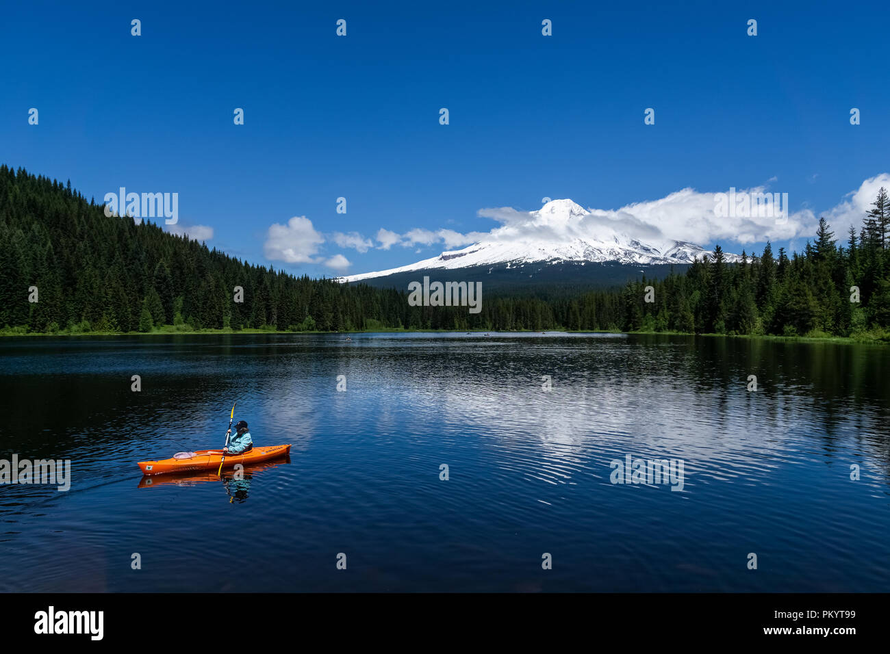 Kayak a Trillium Lago con il monte Cofano ricoperta di neve che riflette in acqua su una bella giornata, Mt Hood National Forest, Oregon, Stati Uniti d'America. Foto Stock