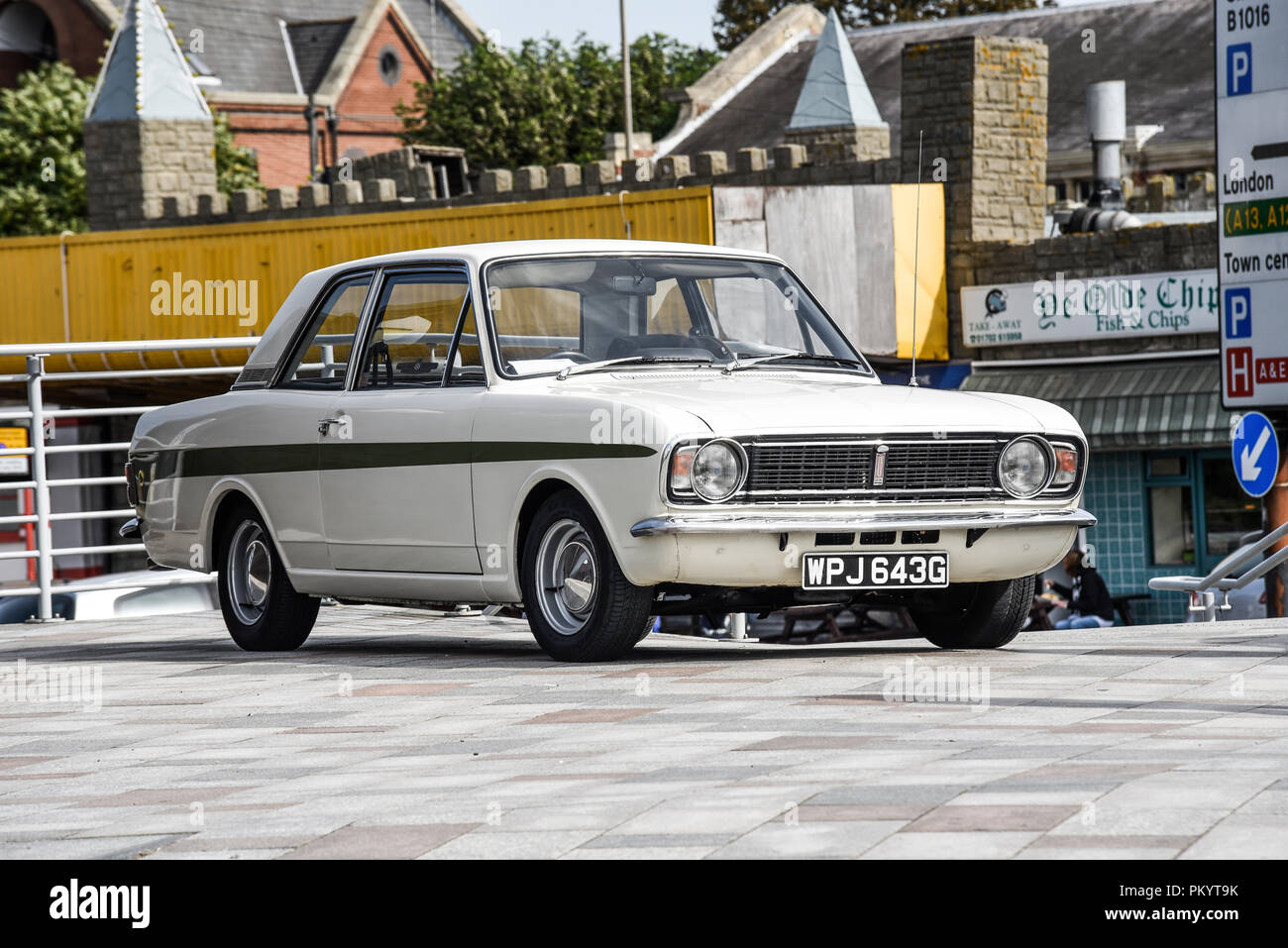 Ford Cortina in mostra. Ford Cortina Mark II a automobili classiche sulla spiaggia di Southend on Sea, Essex, Regno Unito. Foto Stock