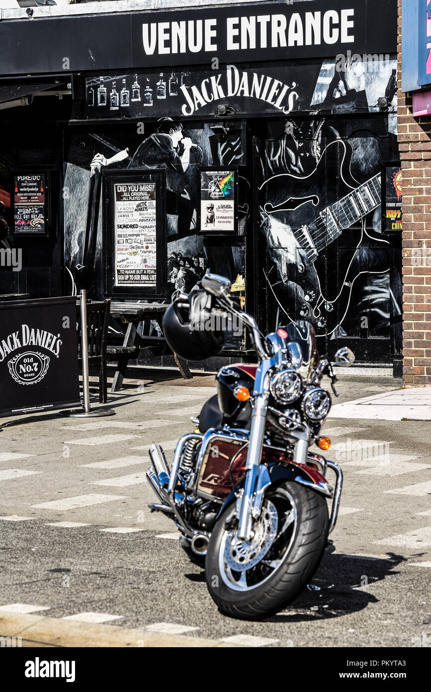 Ingresso Chinnerys music venue con chitarra elettrica illustrazione murale. Gig venue esterno. Jack Daniel's marca. Motocicletta motocicletta. Luogo di roccia Foto Stock