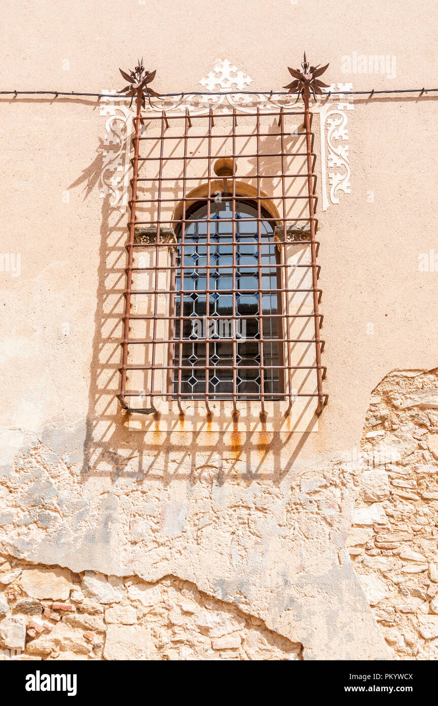 Finestra con letti in ferro battuto con reticolo, Pedralbes, Barcellona, Spagna Foto Stock