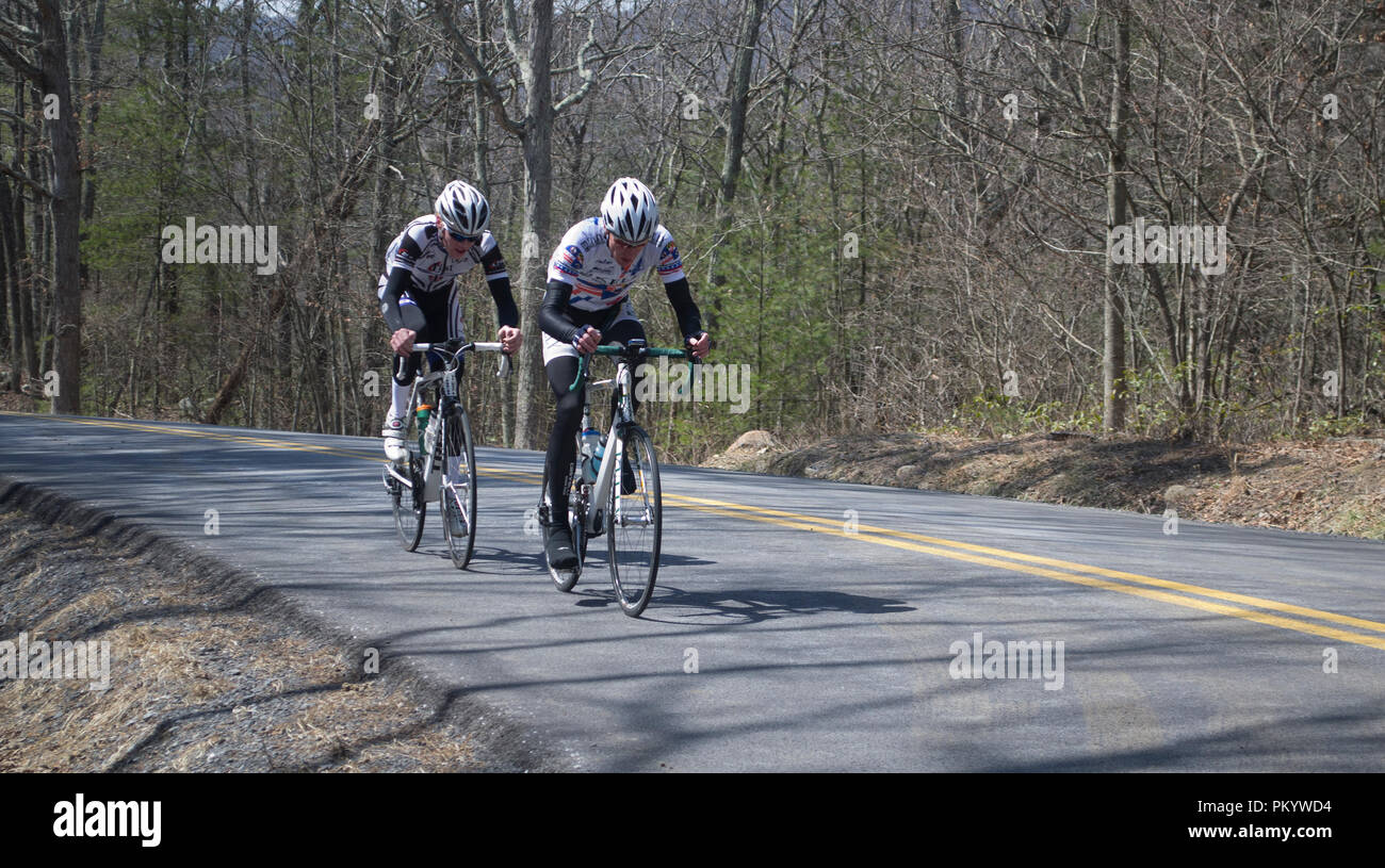 Stati Uniti - marzo 27: Team Kelly rider Rick Norton e HPC / Bici Outfitters Shane Scoggin scavare in profondità di trota eseguire durante l'elenco HPC / Bici Foto Stock