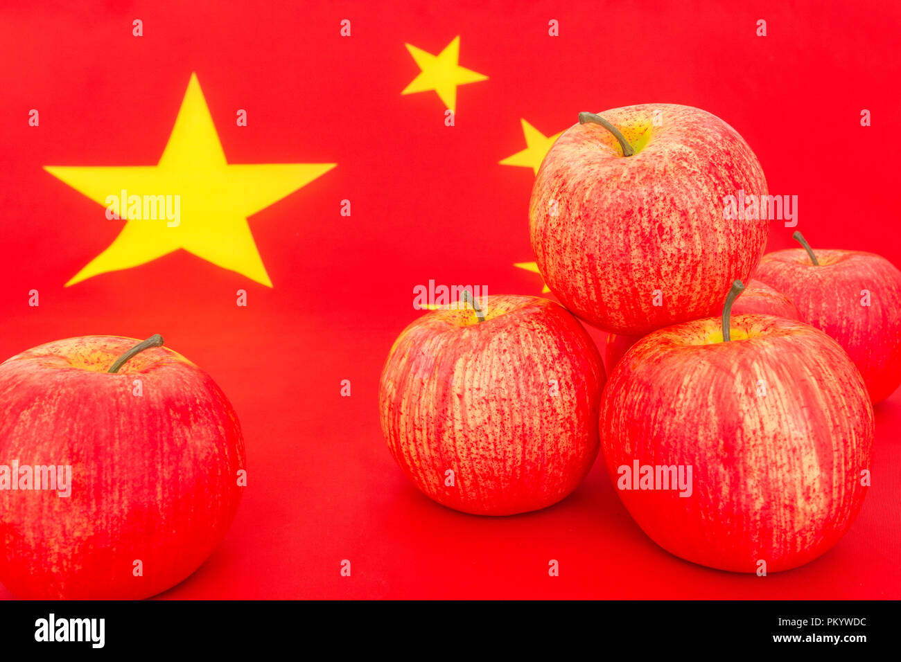 Le mele rosse con bandiera cinese. Metafora USA-Cina guerra commerciale, le importazioni cinesi di U.S. mele sottoposto a delle tariffe commerciali e Trump noi Cina guerra commerciale. Foto Stock
