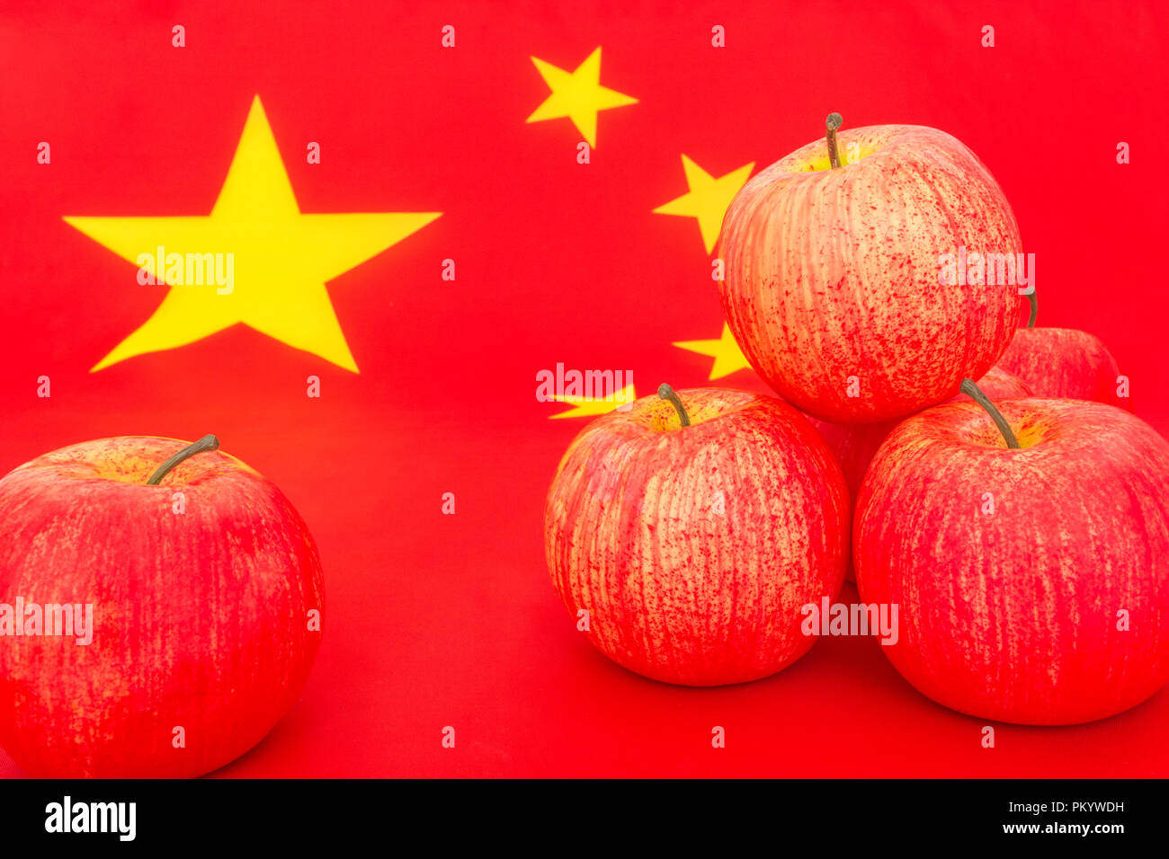 Le mele rosse con bandiera cinese. Metafora USA-Cina guerra commerciale, le importazioni cinesi di U.S. mele sottoposto a delle tariffe commerciali e Trump noi Cina guerra commerciale. Foto Stock