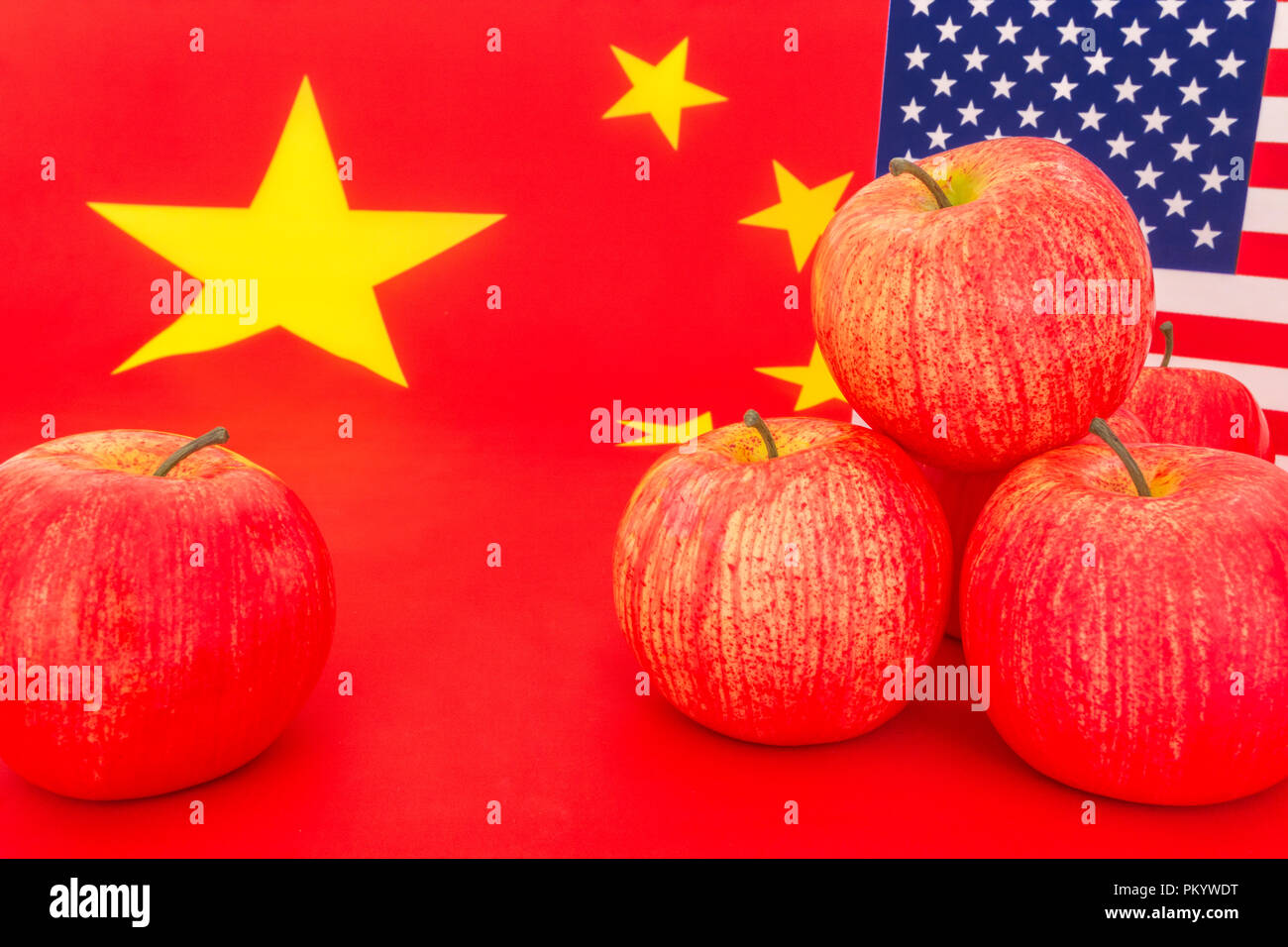 Bandiera americana + rosso NEGLI STATI UNITI le esportazioni di apple con bandiera cinese - metafora noi industria apple, cinese delle tariffe commerciali a noi di Apple, le importazioni USA-Cina guerra commerciale Foto Stock
