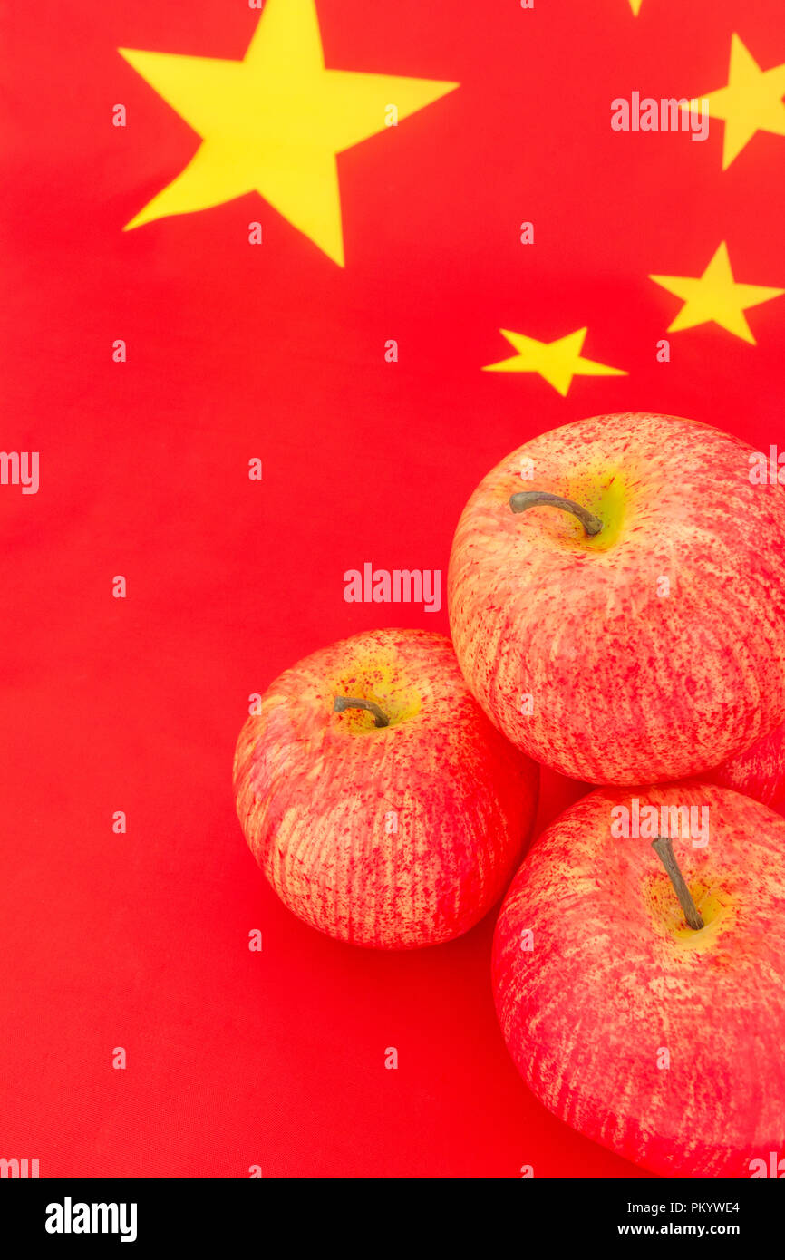 Le mele rosse con bandiera cinese. Metafora USA-Cina guerra commerciale, le importazioni cinesi di U.S. mele sottoposto a delle tariffe commerciali e Trump noi Cina guerra commerciale. Foto Stock