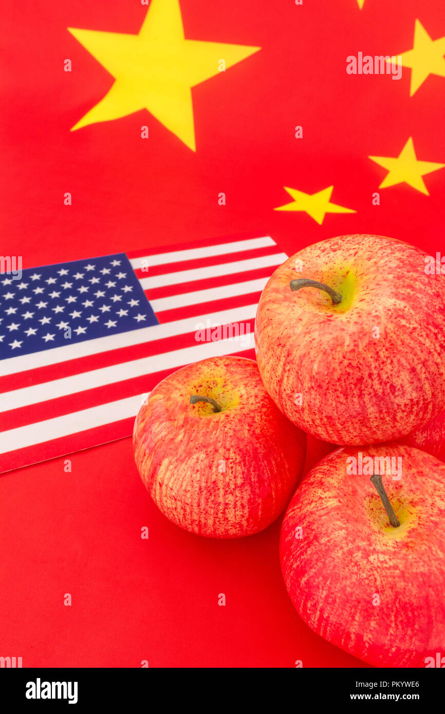 Bandiera americana + rosso NEGLI STATI UNITI le esportazioni di apple con bandiera cinese - metafora noi industria apple, cinese delle tariffe commerciali a noi di Apple, le importazioni USA-Cina guerra commerciale Foto Stock