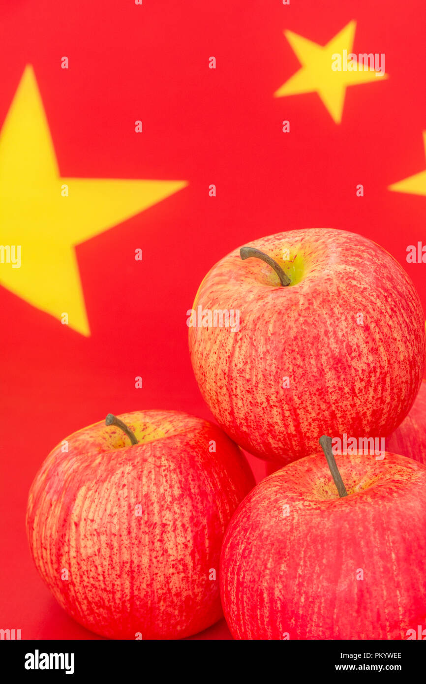 Le mele rosse con bandiera cinese. Metafora USA-Cina guerra commerciale, le importazioni cinesi di U.S. mele sottoposto a delle tariffe commerciali e Trump noi Cina guerra commerciale. Foto Stock