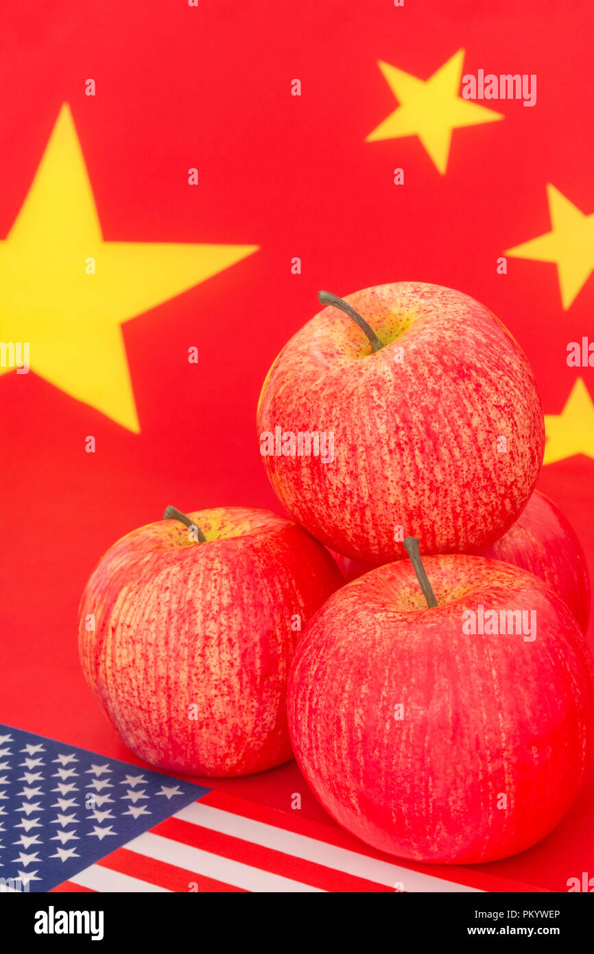Bandiera americana + rosso NEGLI STATI UNITI le esportazioni di apple con bandiera cinese - metafora noi industria apple, cinese delle tariffe commerciali a noi di Apple, le importazioni USA-Cina guerra commerciale Foto Stock