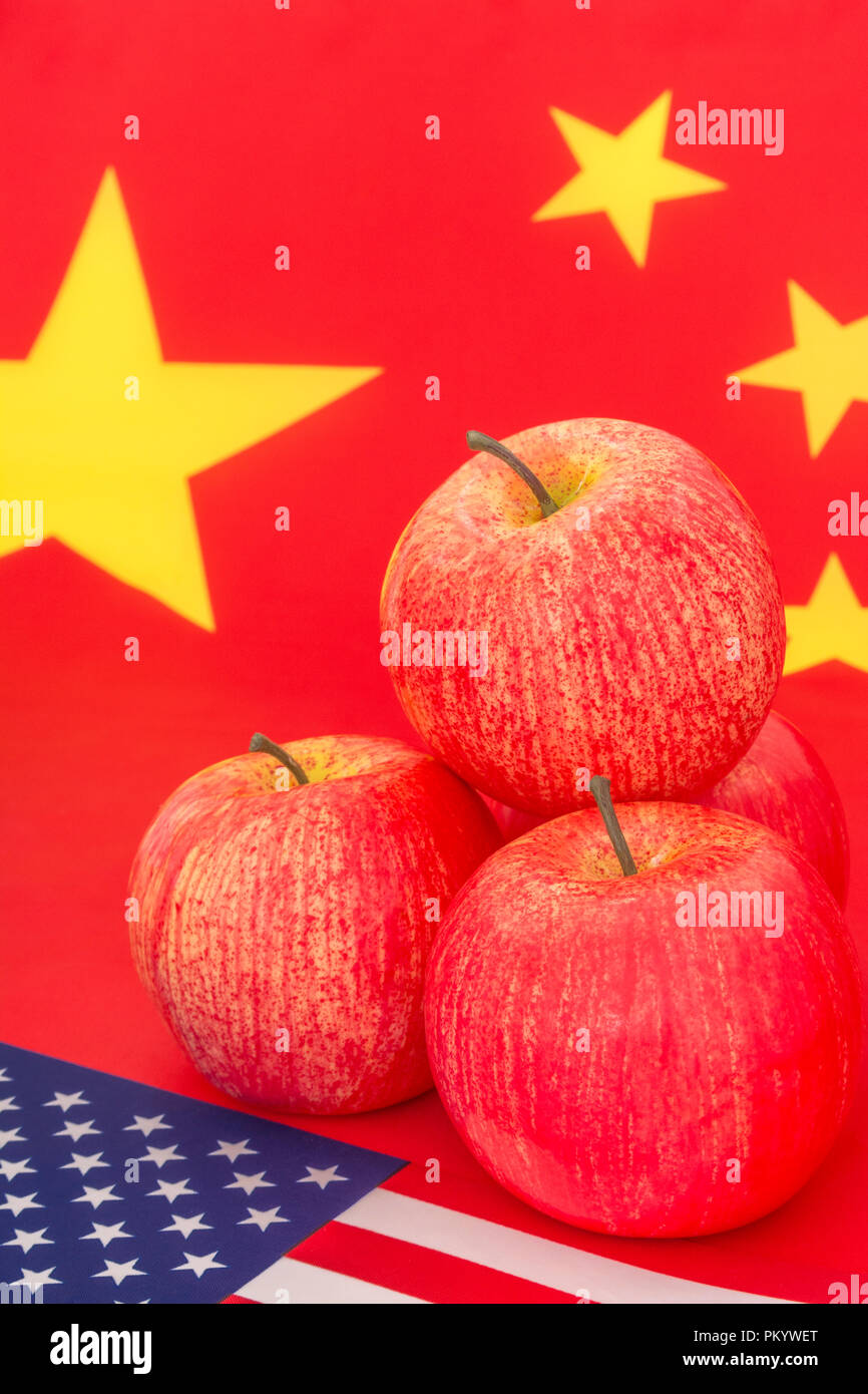 Bandiera americana + rosso NEGLI STATI UNITI le esportazioni di apple con bandiera cinese - metafora noi industria apple, cinese delle tariffe commerciali a noi di Apple, le importazioni USA-Cina guerra commerciale Foto Stock