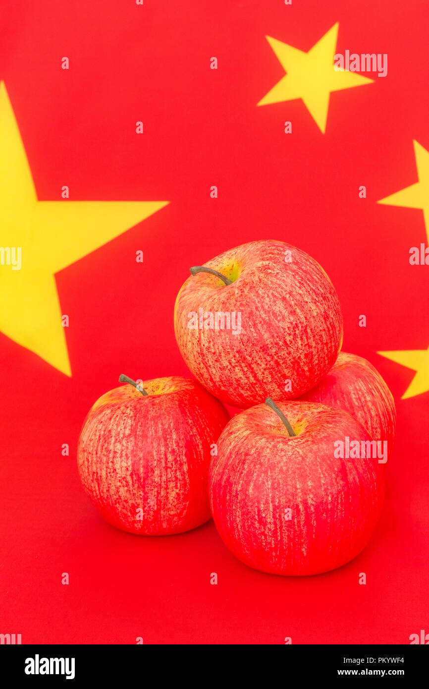 Le mele rosse con bandiera cinese. Metafora USA-Cina guerra commerciale, le importazioni cinesi di U.S. mele sottoposto a delle tariffe commerciali e Trump noi Cina guerra commerciale. Foto Stock