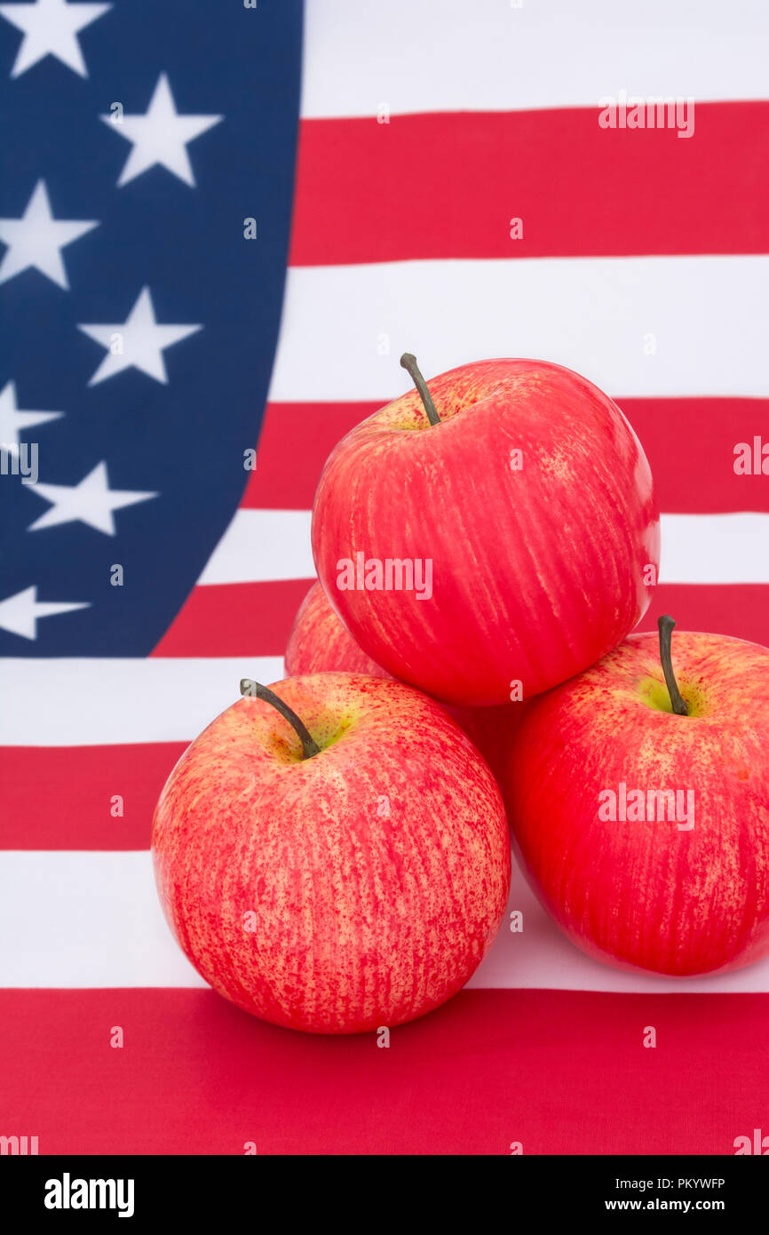 Mele rosse con bandiera americana USA / Stelle e Strisce. Esportazioni alimentari statunitensi, industria delle mele americana, Apple Day e dazi commerciali cinesi sulle importazioni di mele americane Foto Stock