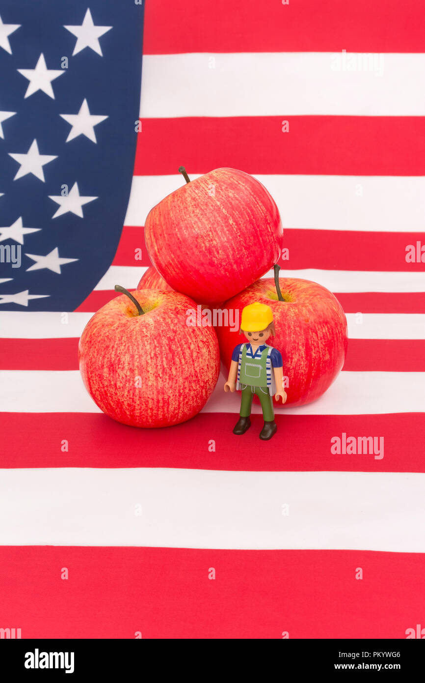 Mele rosse + bandiera americana / Stelle e strisce. Per le esportazioni alimentari statunitensi, l’industria della mela statunitense, le tariffe commerciali cinesi sulle mele americane, gli agricoltori americani. Foto Stock