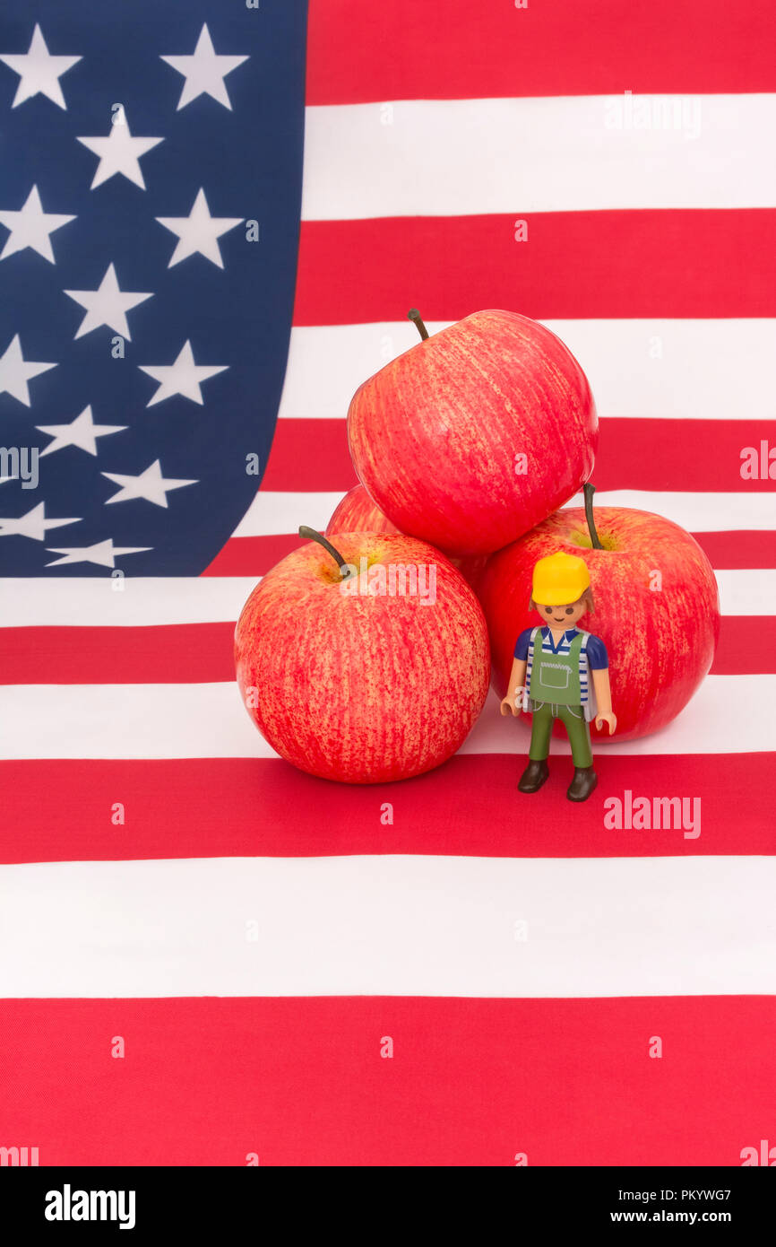 Mele rosse + bandiera americana / Stelle e strisce. Per le esportazioni alimentari statunitensi, l’industria della mela statunitense, le tariffe commerciali cinesi sulle mele americane, gli agricoltori americani. Foto Stock