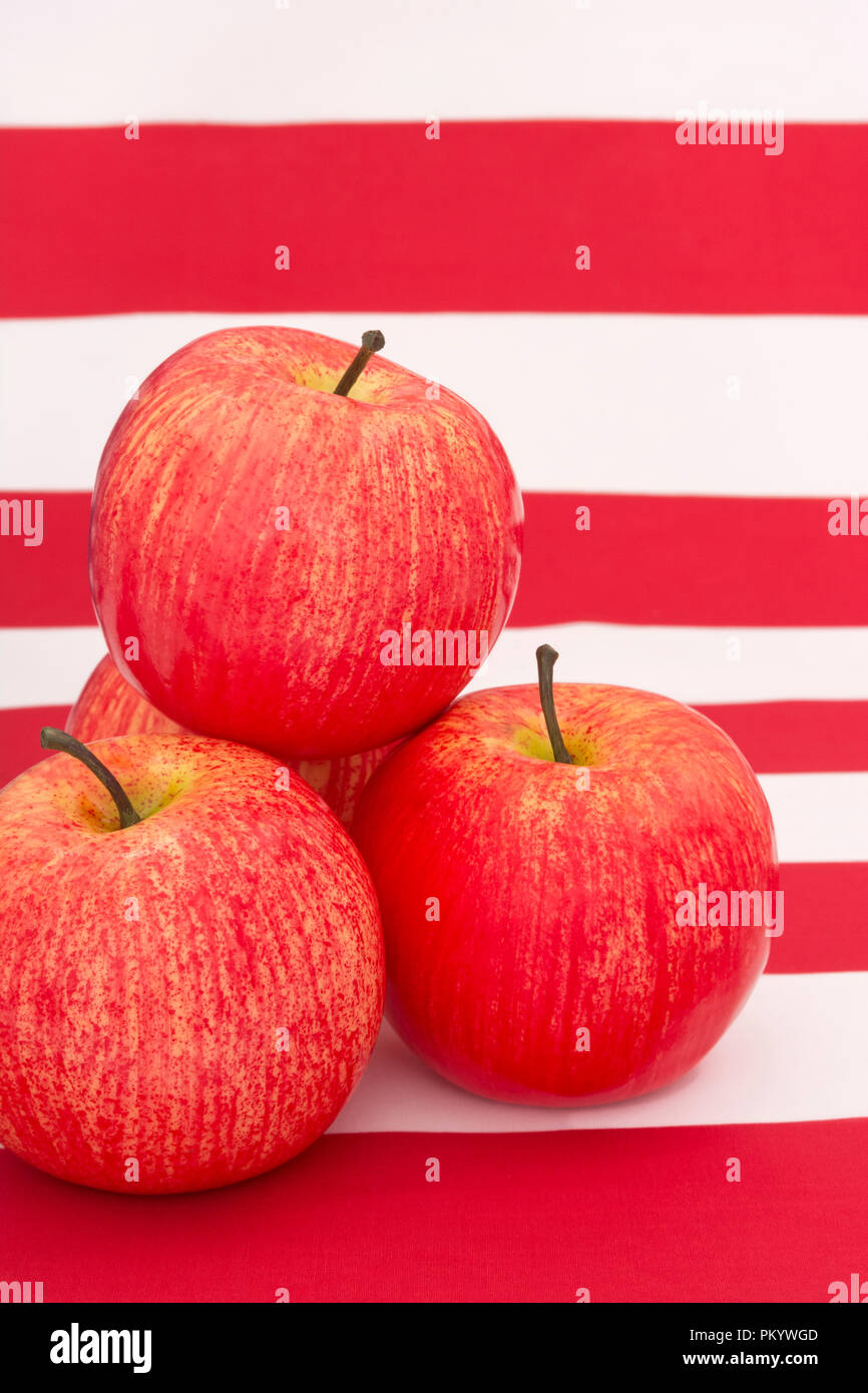 Mele rosse con bandiera americana USA / Stelle e Strisce. Gli alimenti statunitensi esportano l'industria delle mele americana, Apple Day e le tariffe commerciali cinesi sulle importazioni di mele americane. Foto Stock