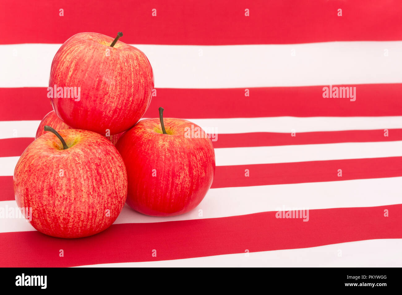 Mele rosse con bandiera americana / Stelle e Strisce. Esportazioni alimentari statunitensi, industria delle mele americana, Apple Day e dazi cinesi sulle importazioni di mele americane. Foto Stock