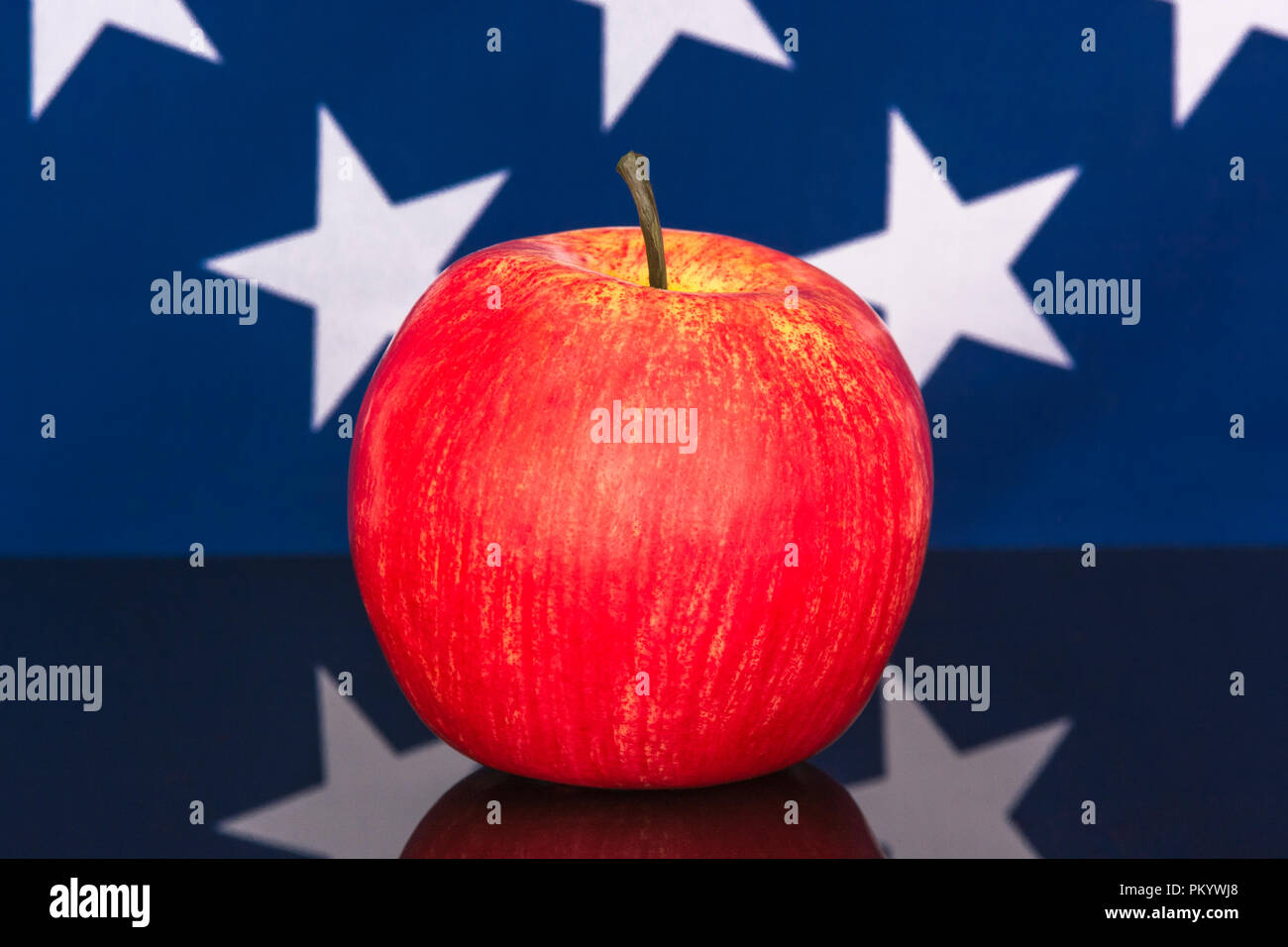 Mele rosse con bandiera americana USA / Stelle e Strisce. Esportazioni alimentari statunitensi, industria delle mele americana, Apple Day e dazi commerciali cinesi sulle importazioni di mele americane Foto Stock