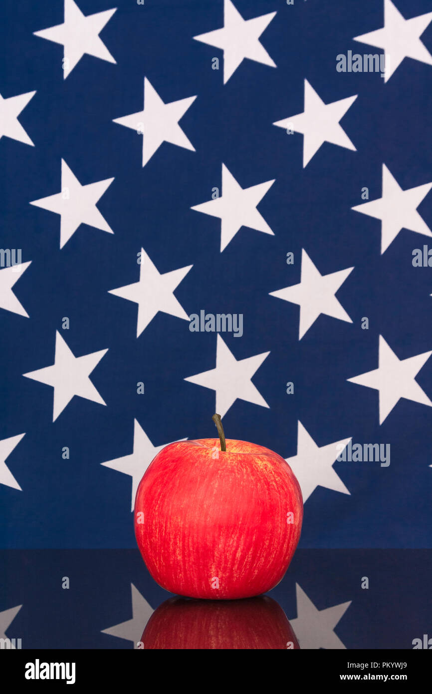 Mele rosse con bandiera americana USA / Stelle e Strisce. Esportazioni alimentari statunitensi, industria delle mele americana, Apple Day e dazi commerciali cinesi sulle importazioni di mele americane Foto Stock