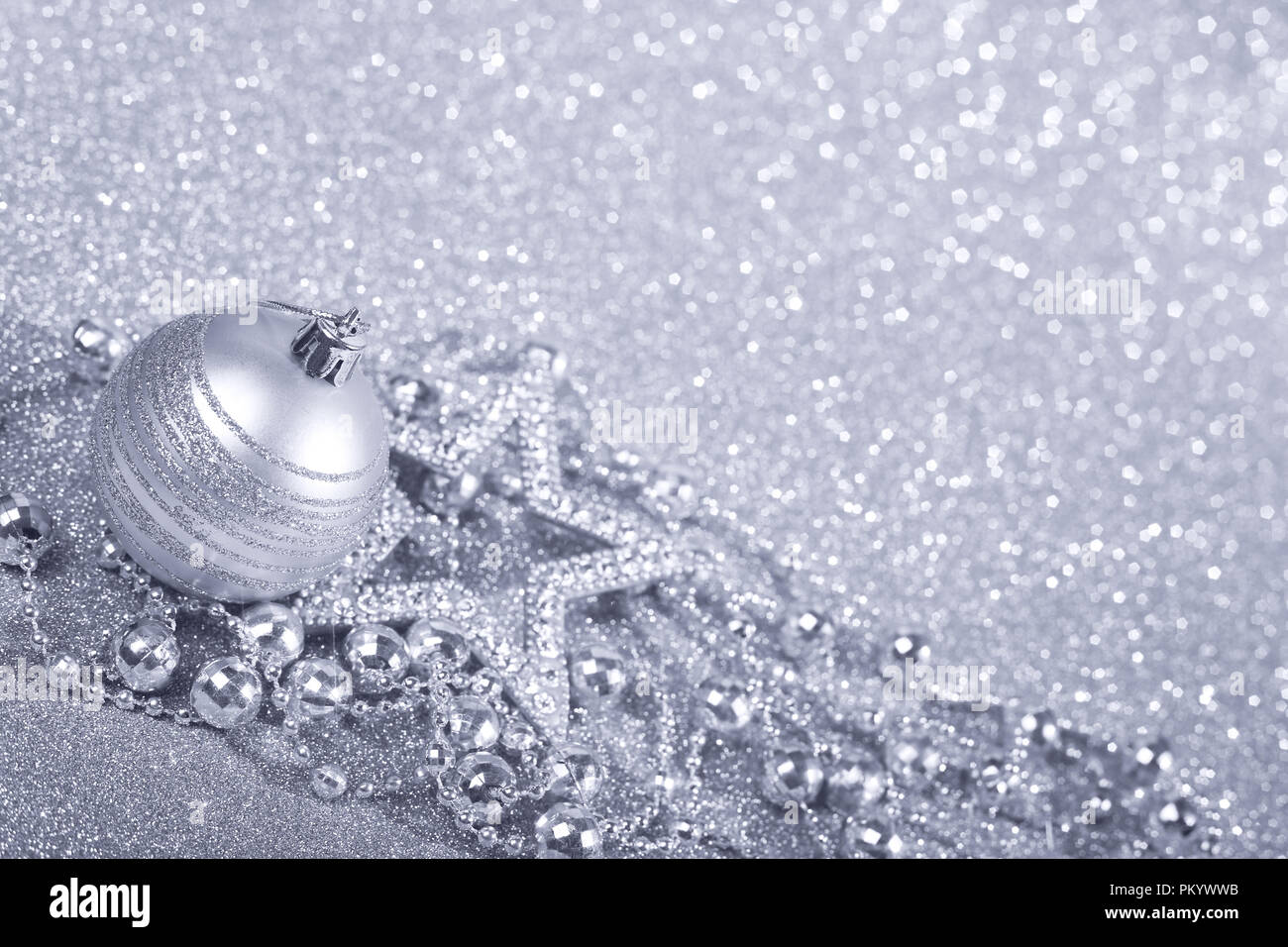 Decorazioni di Natale su shiny glitter con fondo argento con spazio di copia Foto Stock