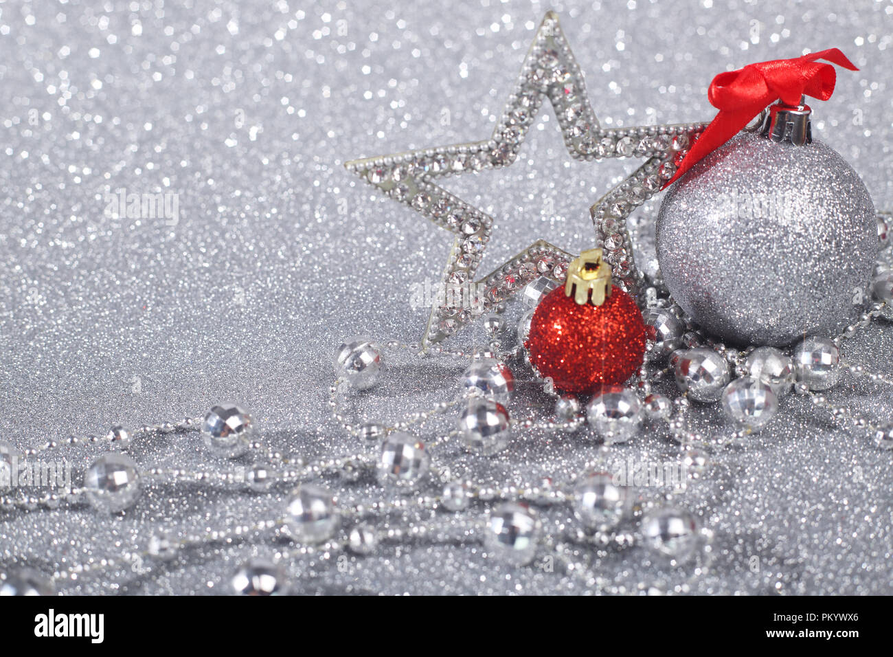 Decorazioni di Natale su shiny glitter con fondo argento con spazio di copia Foto Stock