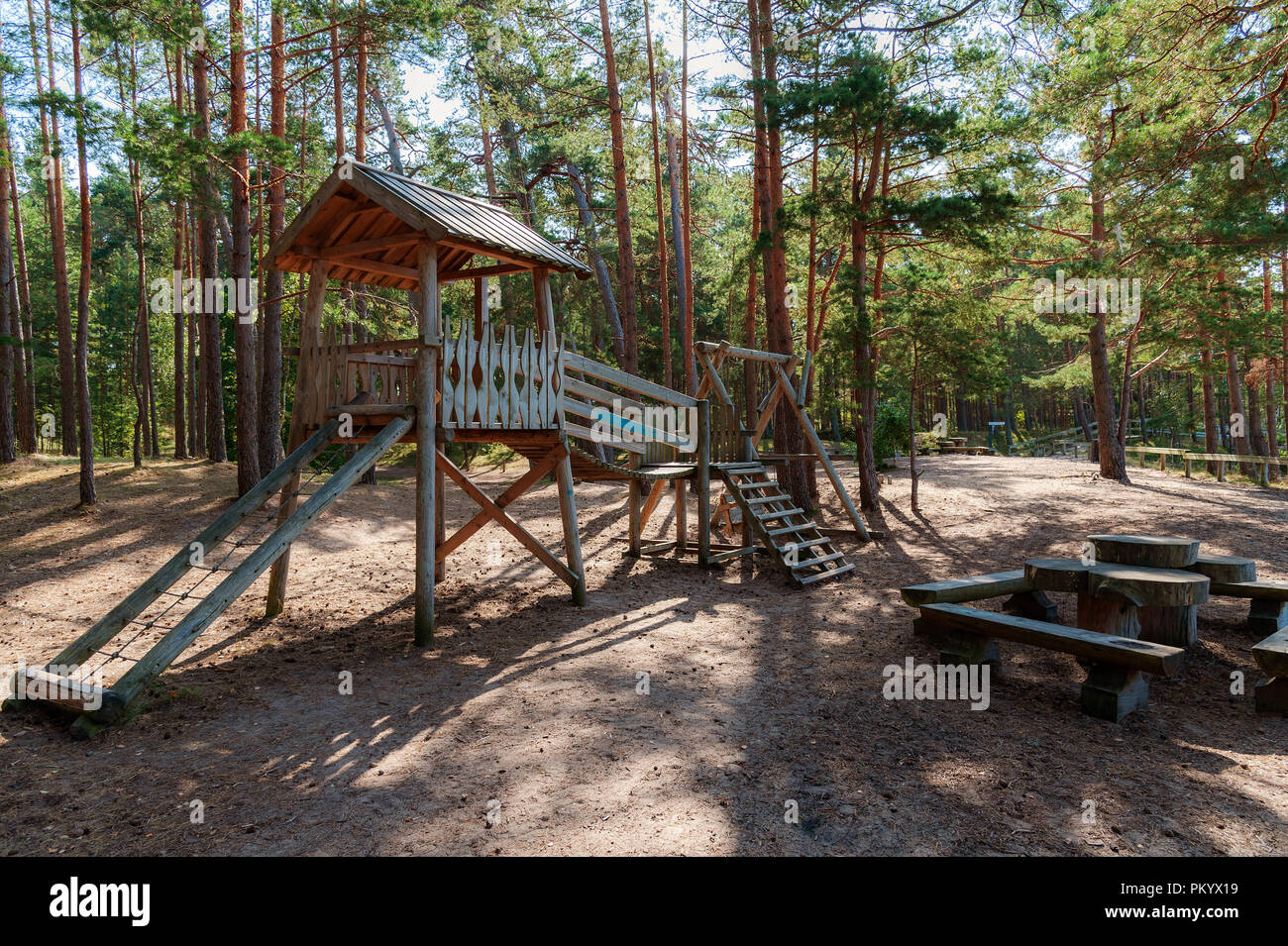 Area giochi per bambini in pine tree park vicino a Saulkrasti città, Lettonia Foto Stock