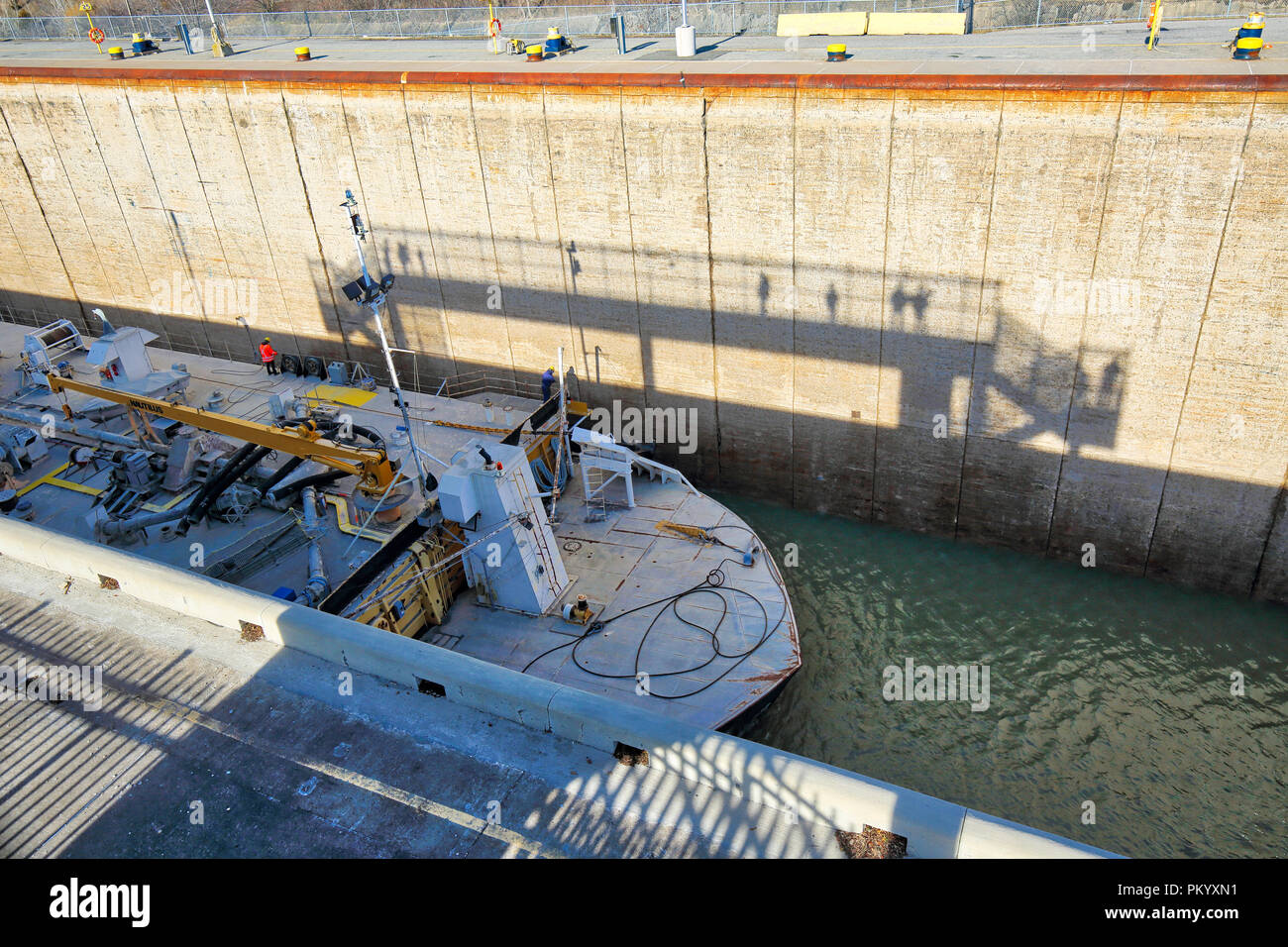 Il Welland, Ontario-27 Aprile 2018: Le navi che attraversano il Welland Canal che collegano il Canada e gli Stati Uniti delle rotte di trasporto tra il lago Ontario e il lago e Foto Stock