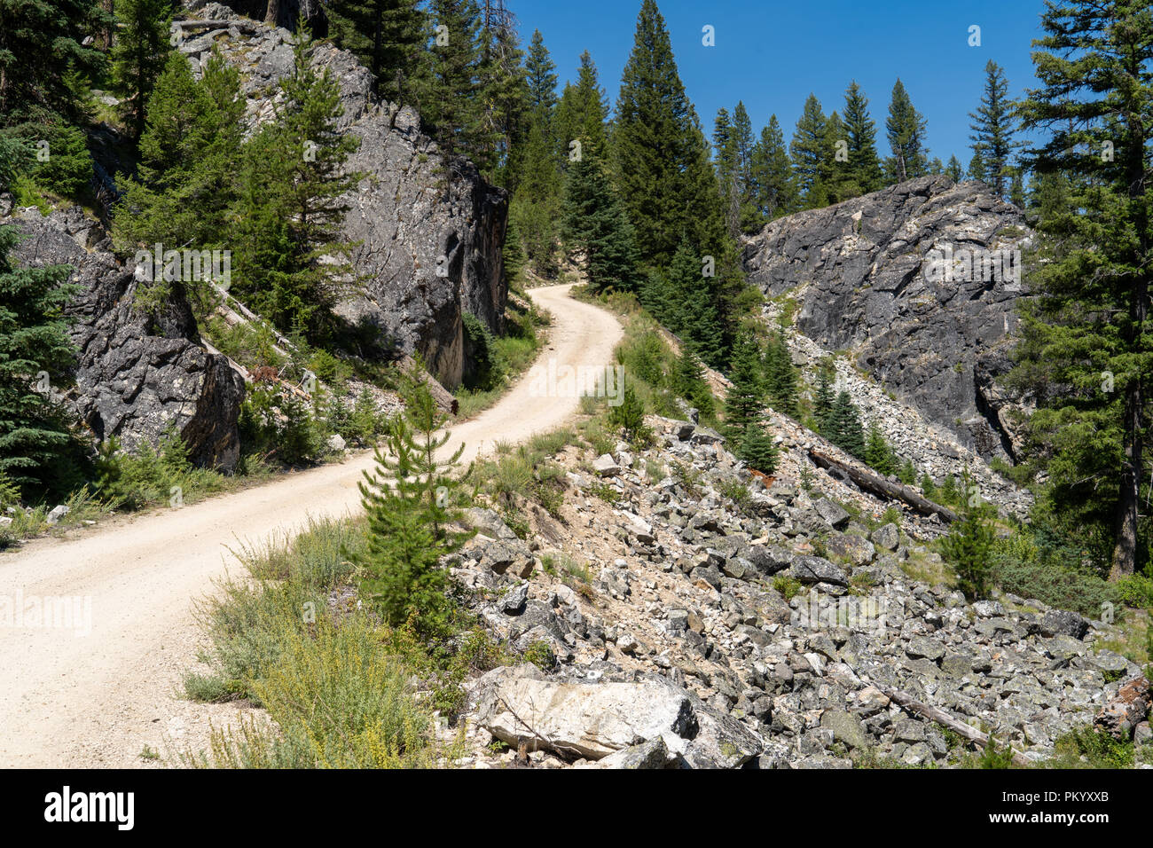 Avvolgimento su strada sterrata in Idaho Le Sawtooth Mountains, vicino a forcella centrale del fiume di salmoni Foto Stock