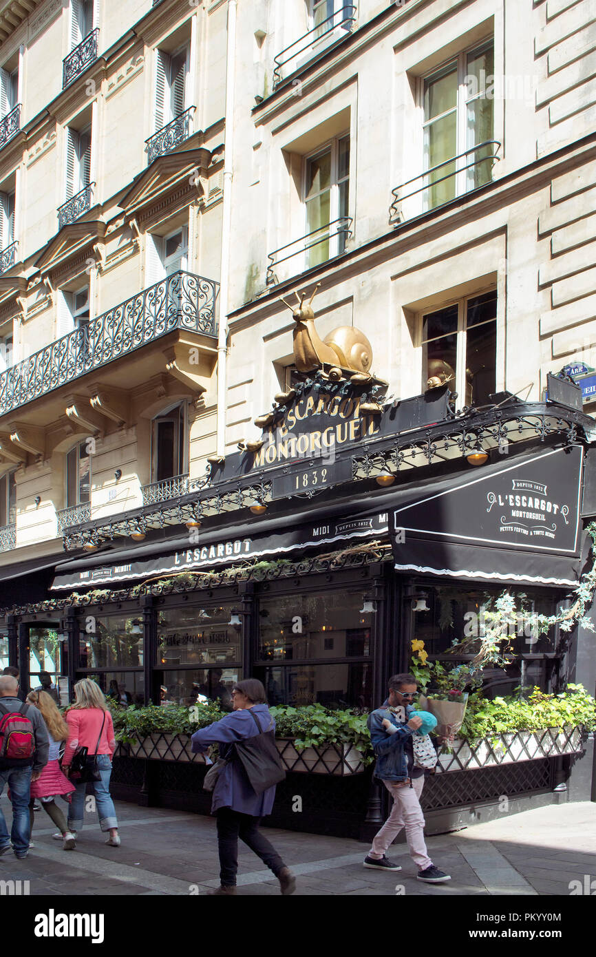 Vista di persone a piedi nella parte anteriore di un ristorante francese a Parigi. Foto Stock