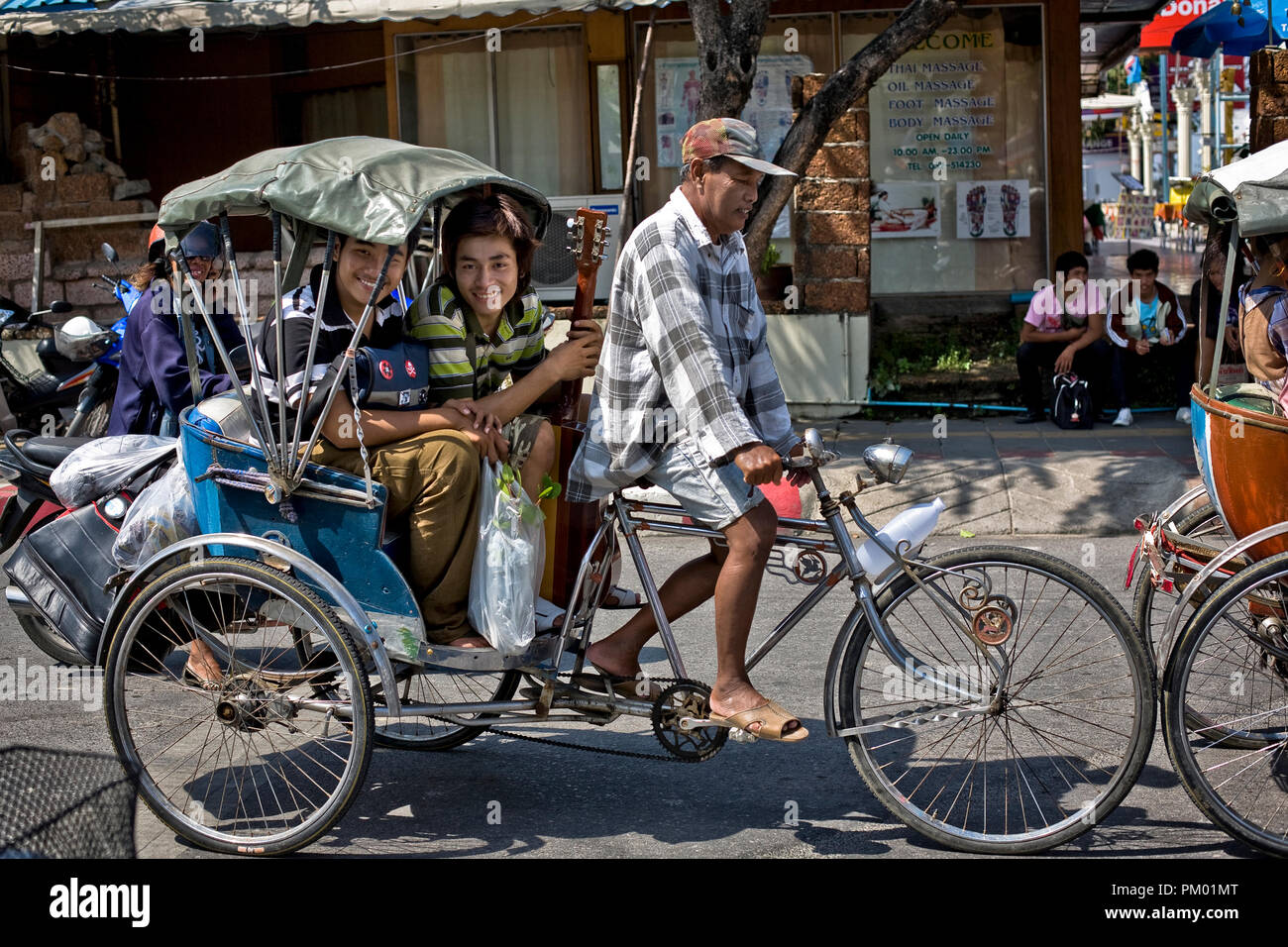 Samlor tradizionali taxi bicicletta con passeggeri a bordo. Thailandia  scena di strada del sud-est asiatico Foto stock - Alamy