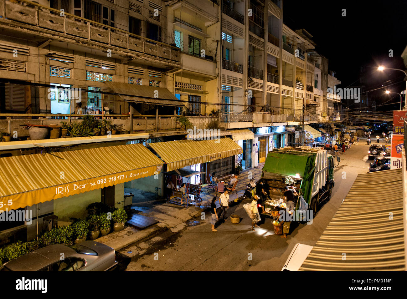 Notte di Phnom Penh. Cambogia Downtown back Street nella zona di povertà della città con case e negozi a livello di strada. Foto Stock