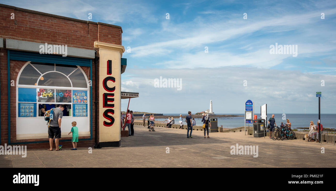 Cafe Rendezvous con St Mary's Faro in background, Whitley Bay. In Inghilterra. Foto Stock