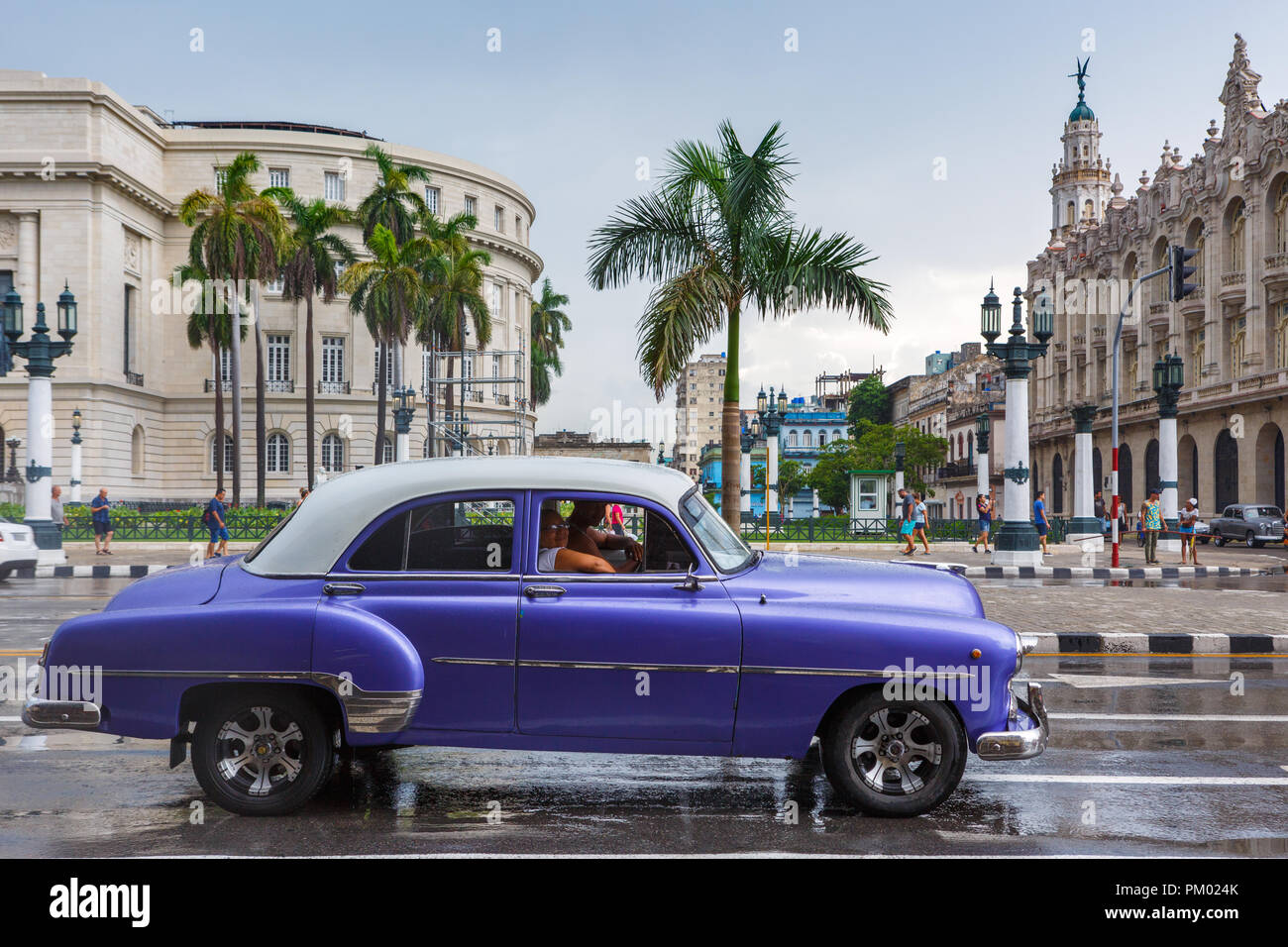Negli anni Cinquanta il modello americano auto fatta davanti alla città capitale di l'Avana il 28 agosto 2018 Foto Stock