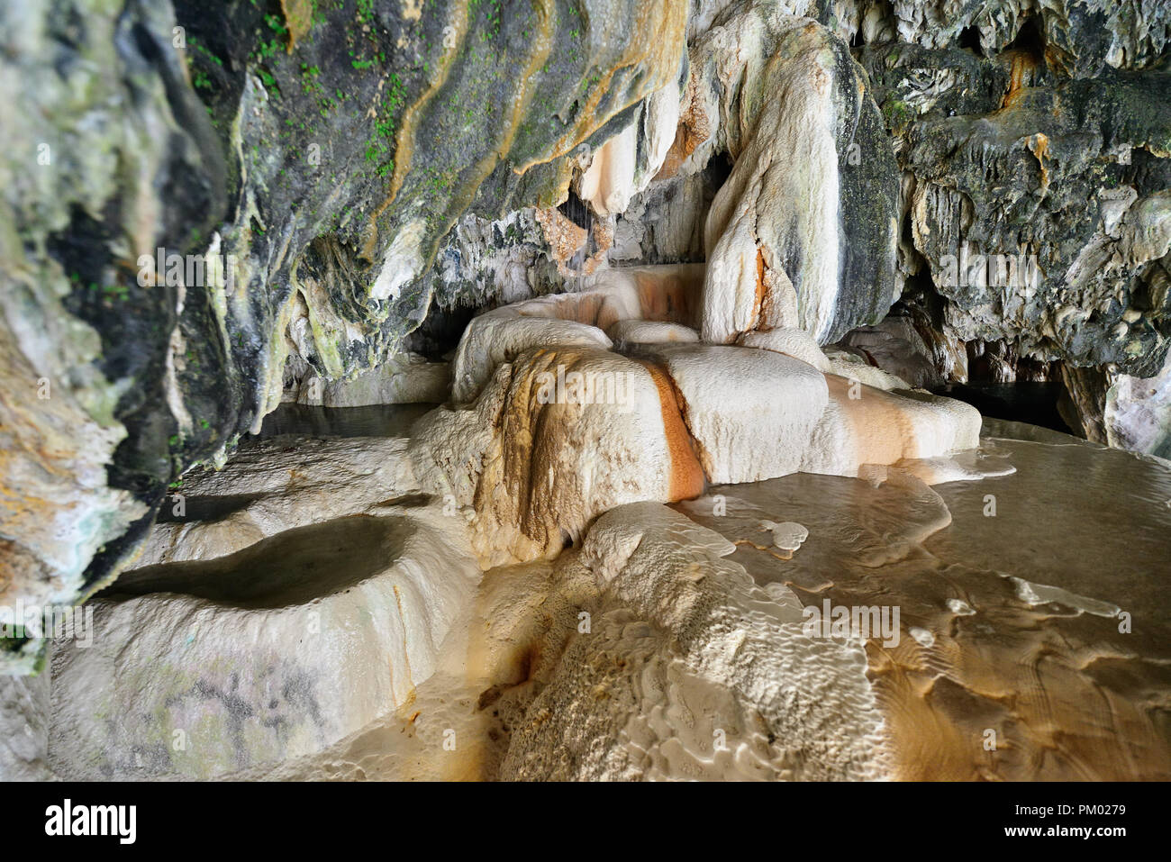 Armenia, formazioni rocciose nella grotta con acqua calda naturale, sotto " mali " ponte vicino Tatev Foto Stock