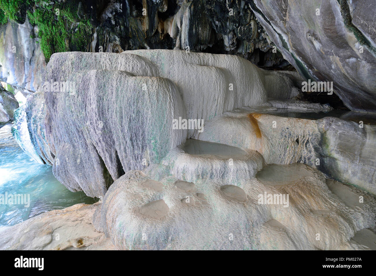 Armenia, formazioni rocciose nella grotta con acqua calda naturale, sotto " mali " ponte vicino Tatev Foto Stock