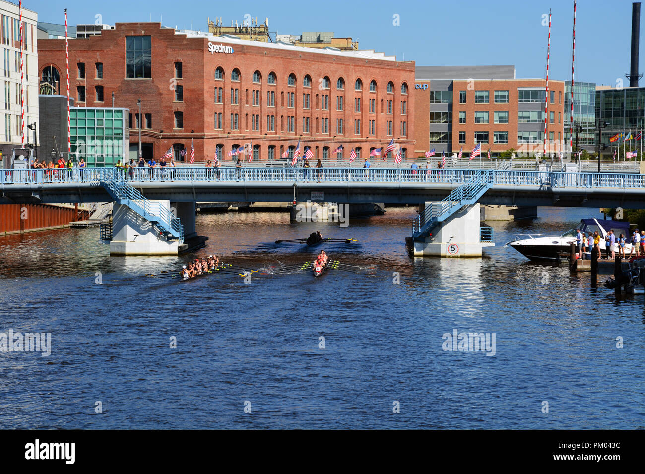 Diverse squadre di canottaggio jockey per posizione di passare sotto il Juneau Ave bridge durante il 2018 Milwaukee sfida gara di testa. Foto Stock